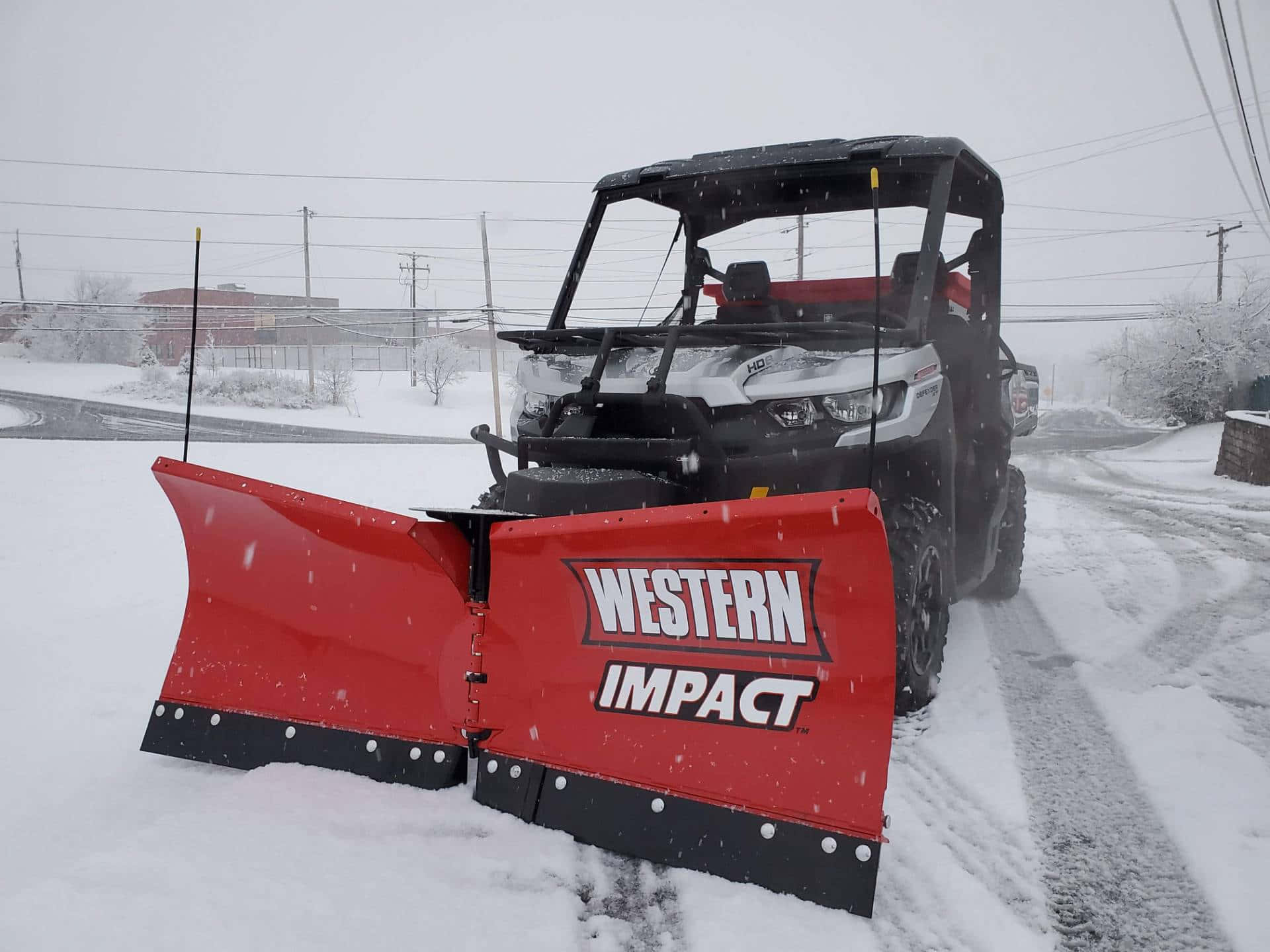 Snowplow 桌布 壁紙 — 一輛紅色Western Impact除雪車連接到多功能車上，在多雲的天空下清理積雪的住宅街道。