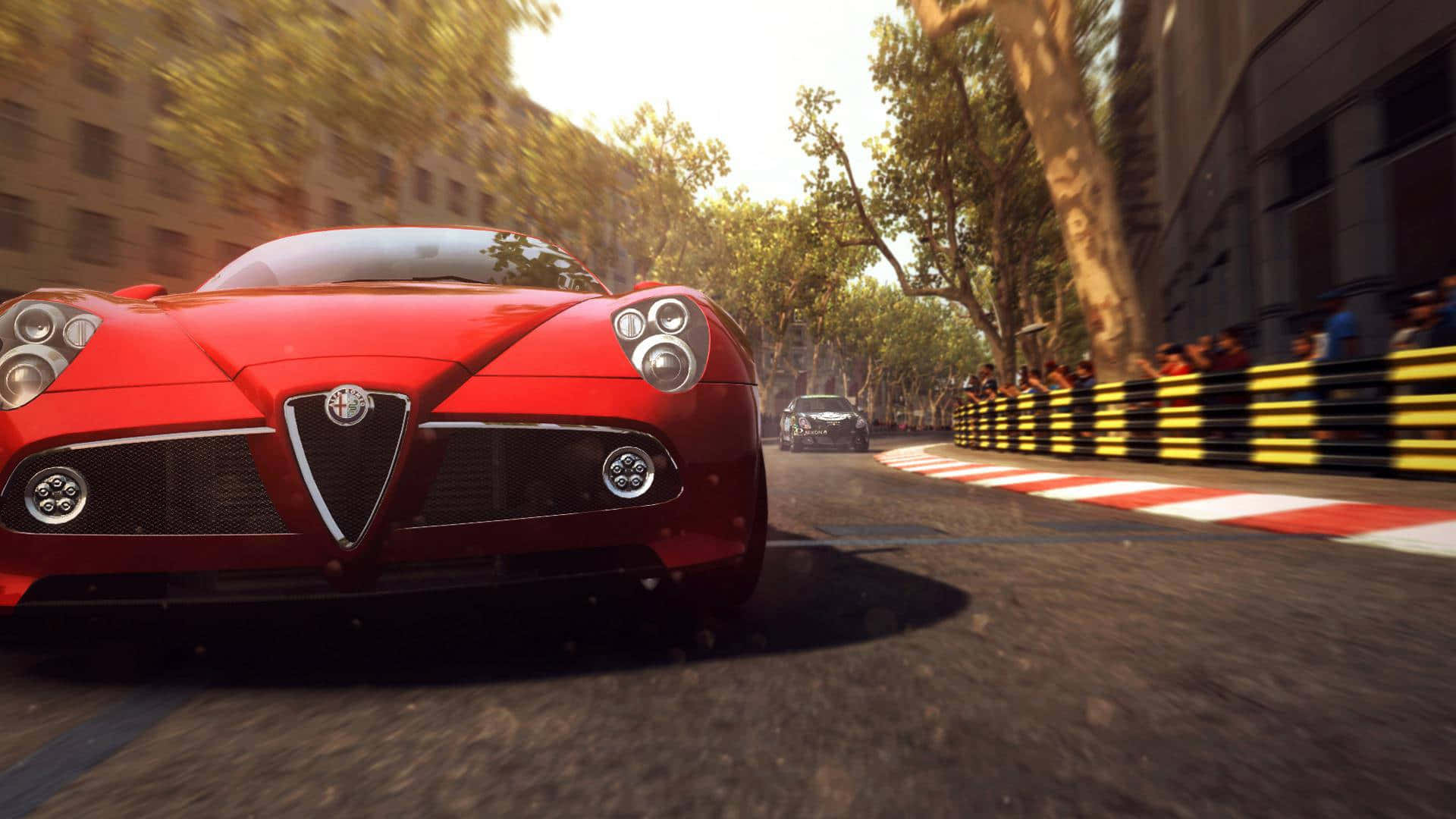Alfa Romeo 8c Competizione 桌布 壁紙 — 一輛紅色愛快羅密歐跑車在兩旁種滿樹木的市區街道上奔馳，觀眾在護欄後面觀看。