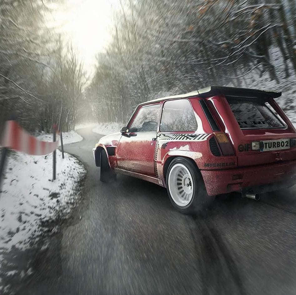 Renault 5 Turbo 桌布 壁紙 — 一輛紅色拉力賽車在白雪覆蓋的森林道路上疾馳，帶有動態模糊和霧氣繚繞的樹木。
