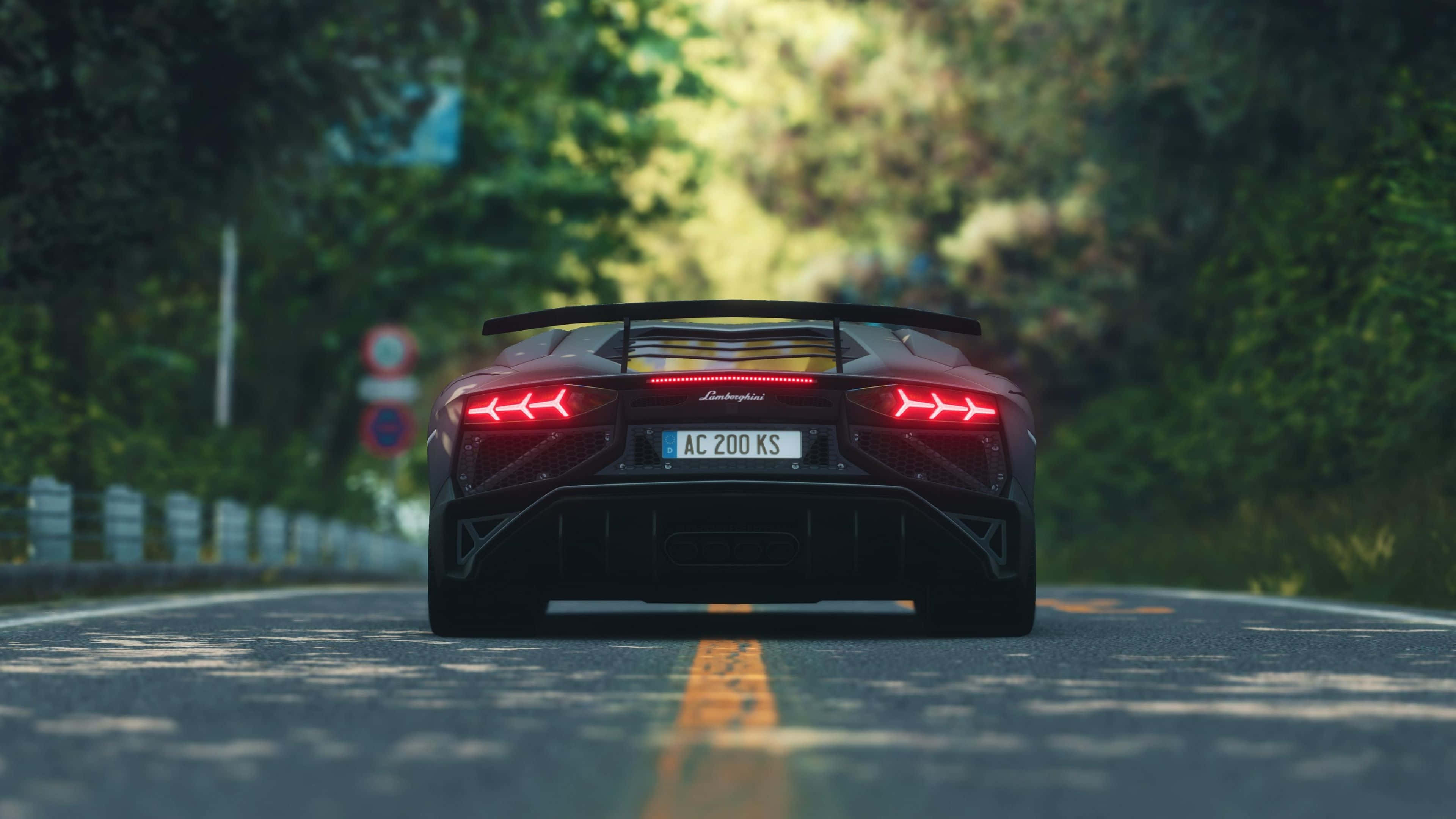 林寶堅尼 4K 桌布 壁紙 — 一輛紅色林寶堅尼 Aventador SVJ 在陽光明媚的森林道路上駛離，尾燈閃爍發光。