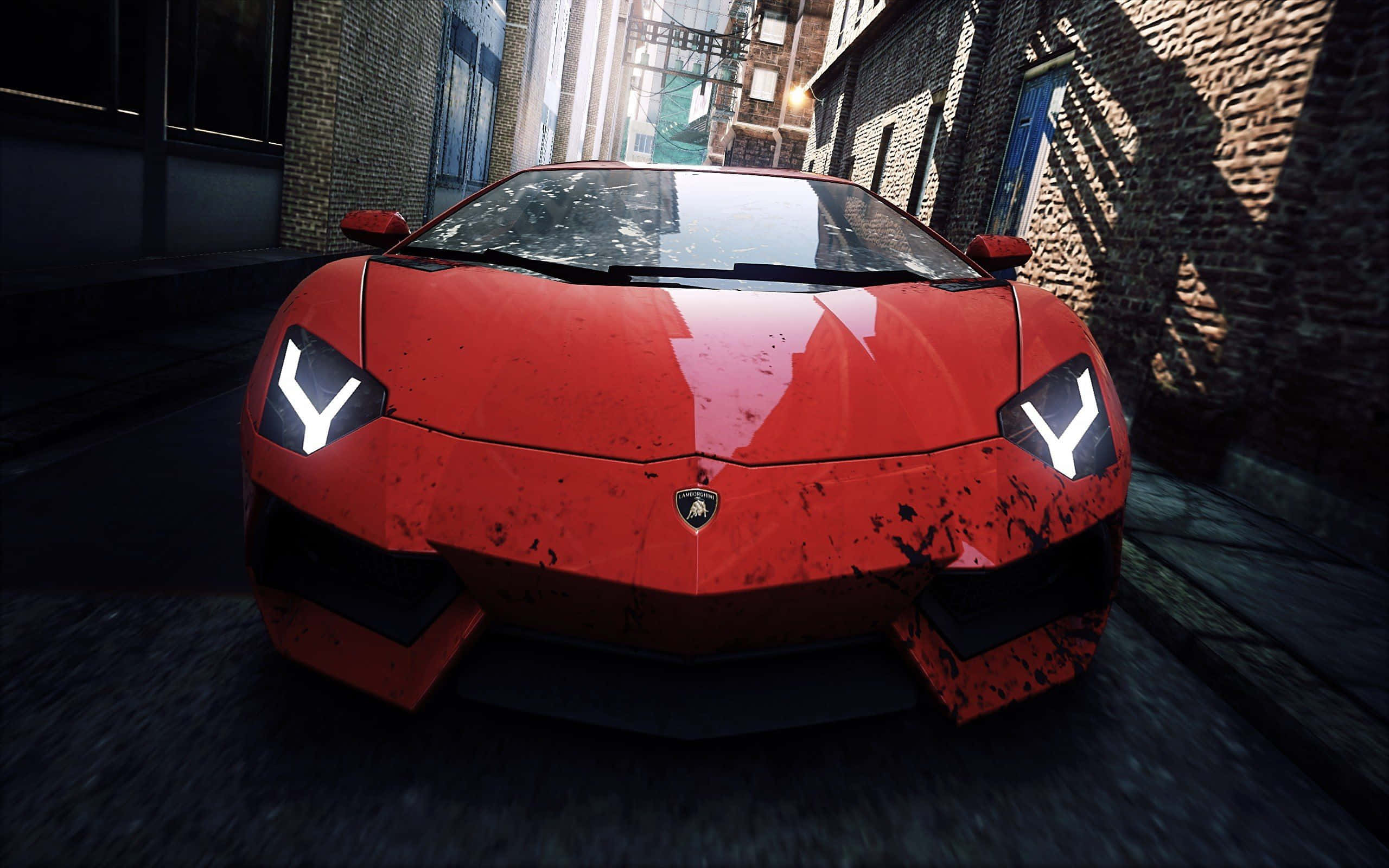 Racing Games 桌布 壁紙 — 一輛紅色林寶堅尼，車身沾有泥濘，停泊在高樓大廈之間的狹窄磚砌小巷中。