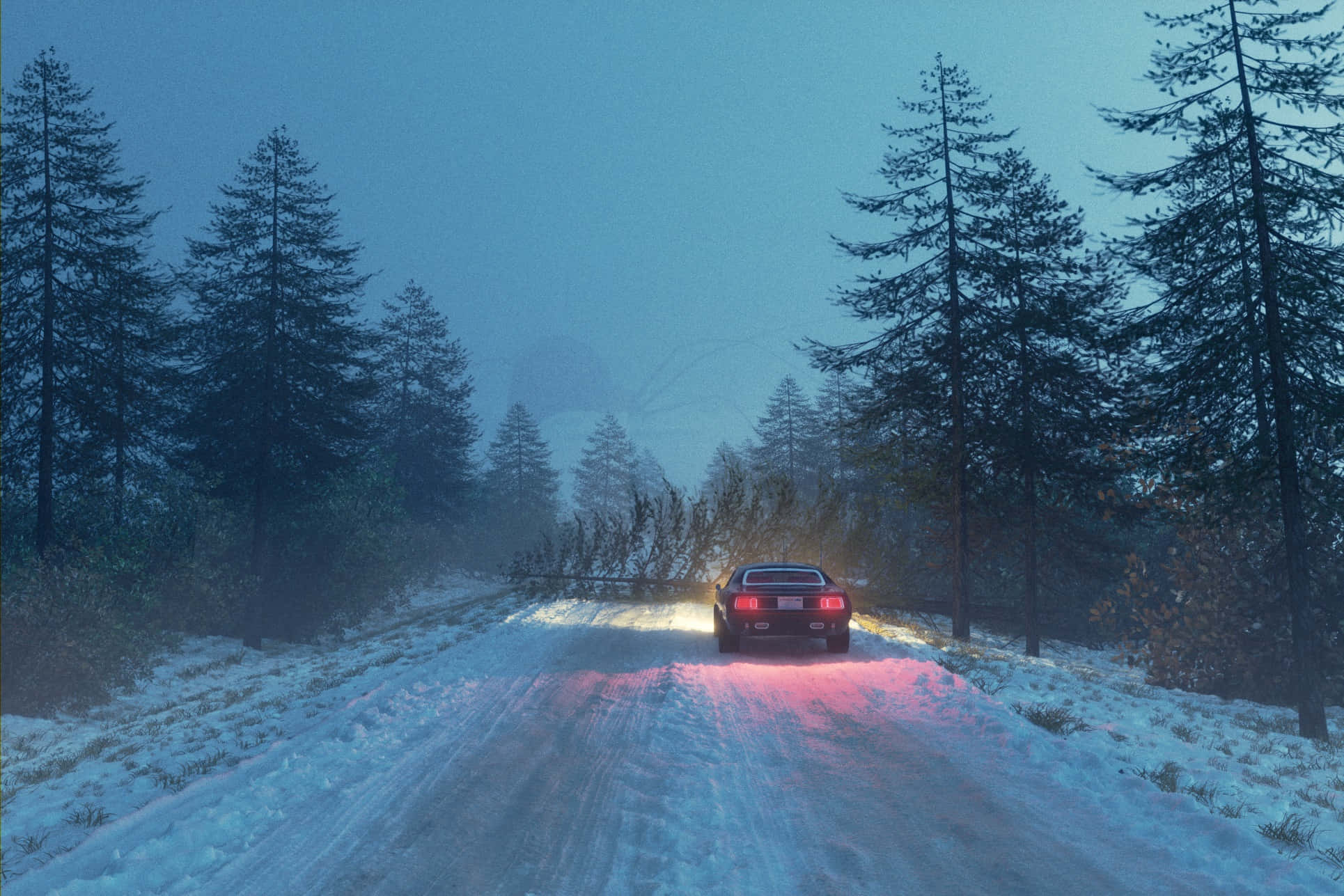 Snowy Road 桌布 壁紙 — 一輛紅色汽車在黃昏時分駛過白雪覆蓋的森林，發光的尾燈照亮了道路。