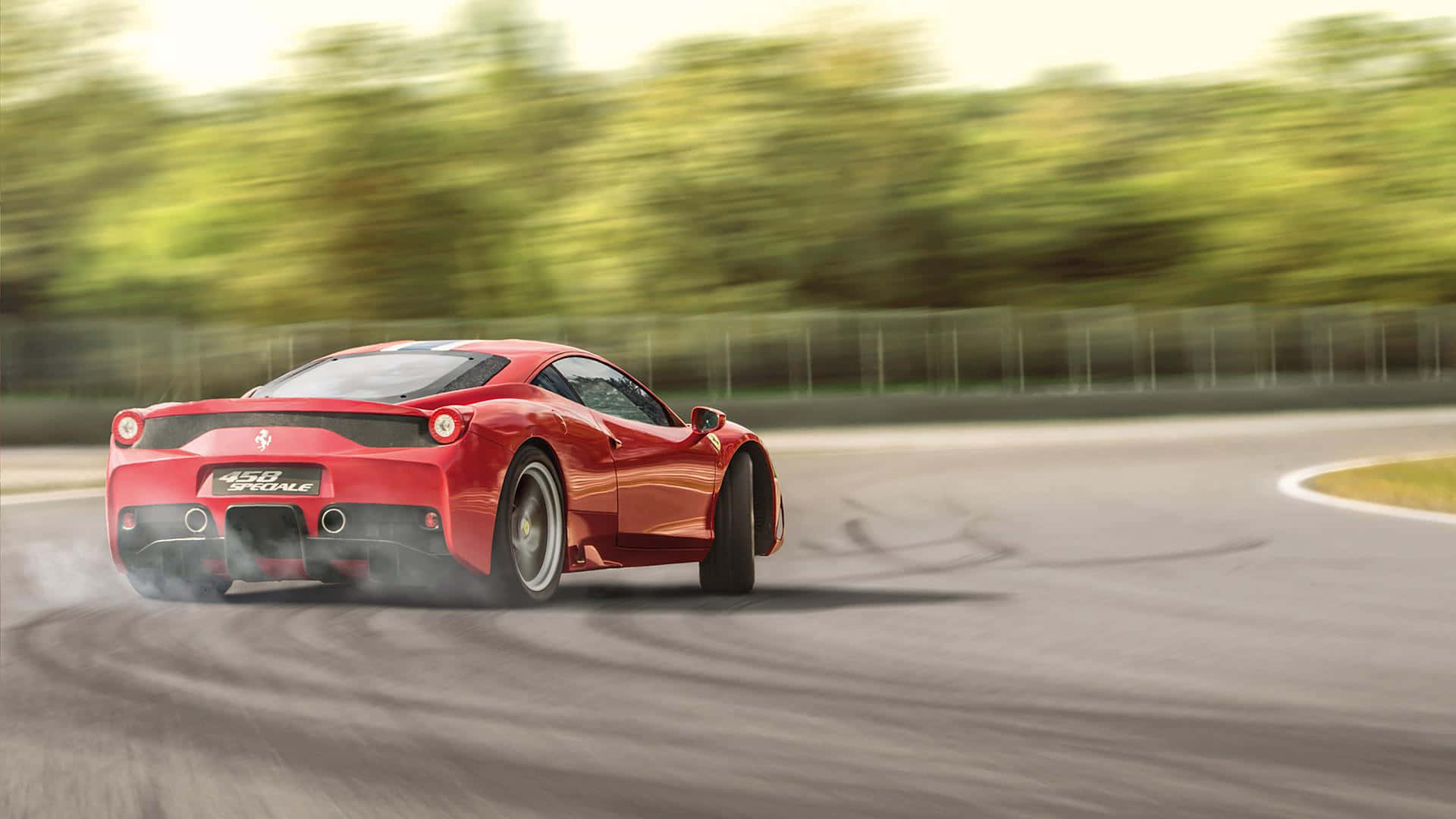 Ferrari 458 Speciale 桌布 壁紙 — 一輛紅色法拉利458 Italia在賽道彎道漂移，帶有動態模糊和輪胎煙霧。