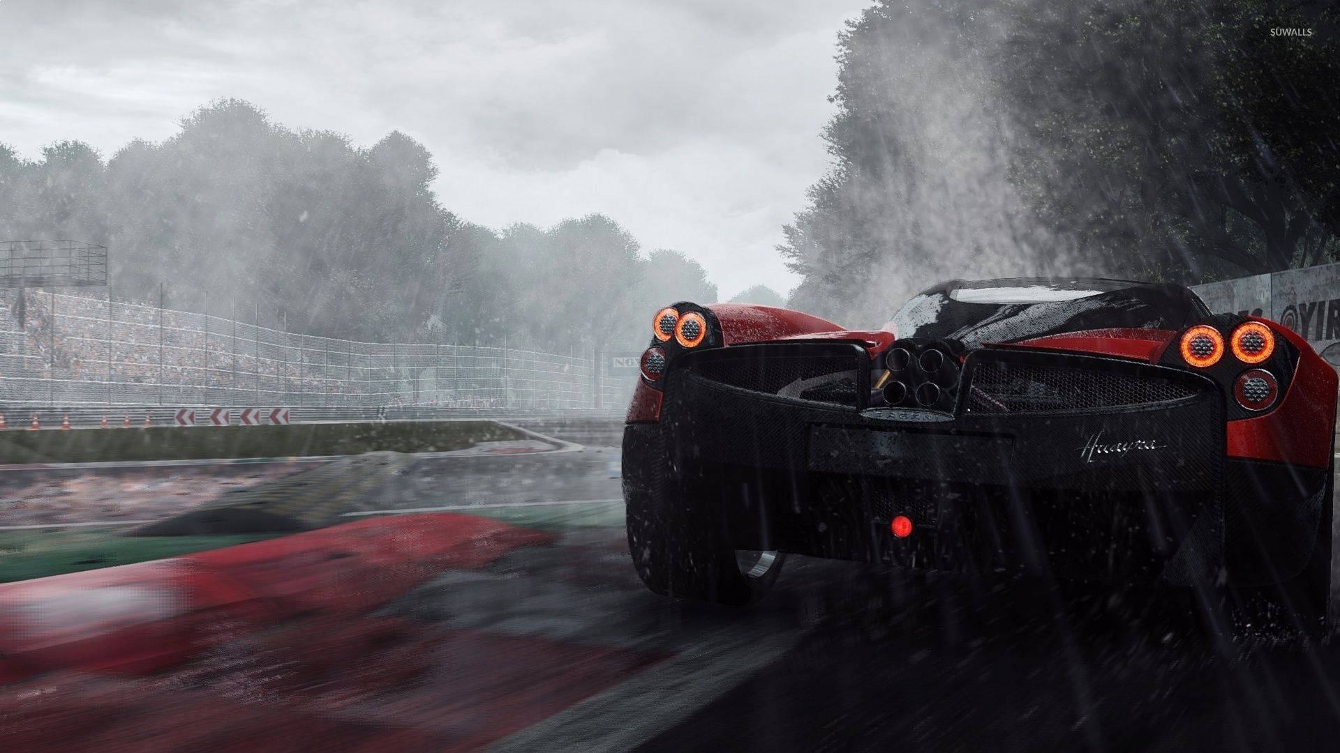 Project Cars 4K Pagani Huayra BC 壁紙 — 一輛紅色法拉利LaFerrari在暴雨中疾馳，駛過濕滑的賽道，背景有模糊的動感和霧氣繚繞的樹木。