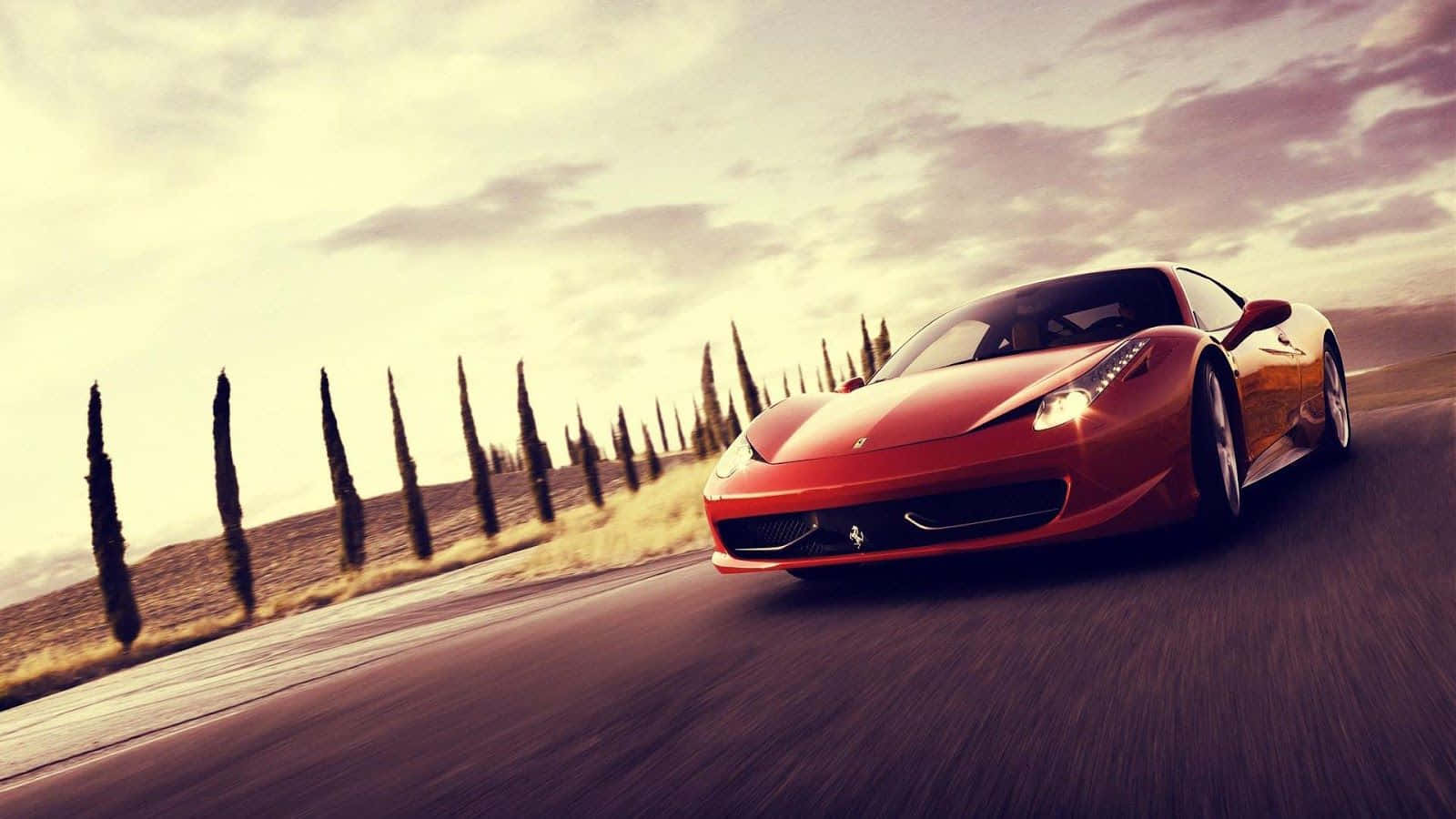 Sports Car 桌布 壁紙 — 一輛紅色法拉利在溫暖的日落天空下，沿著兩旁種滿高大柏樹的蜿蜒道路飛馳。
