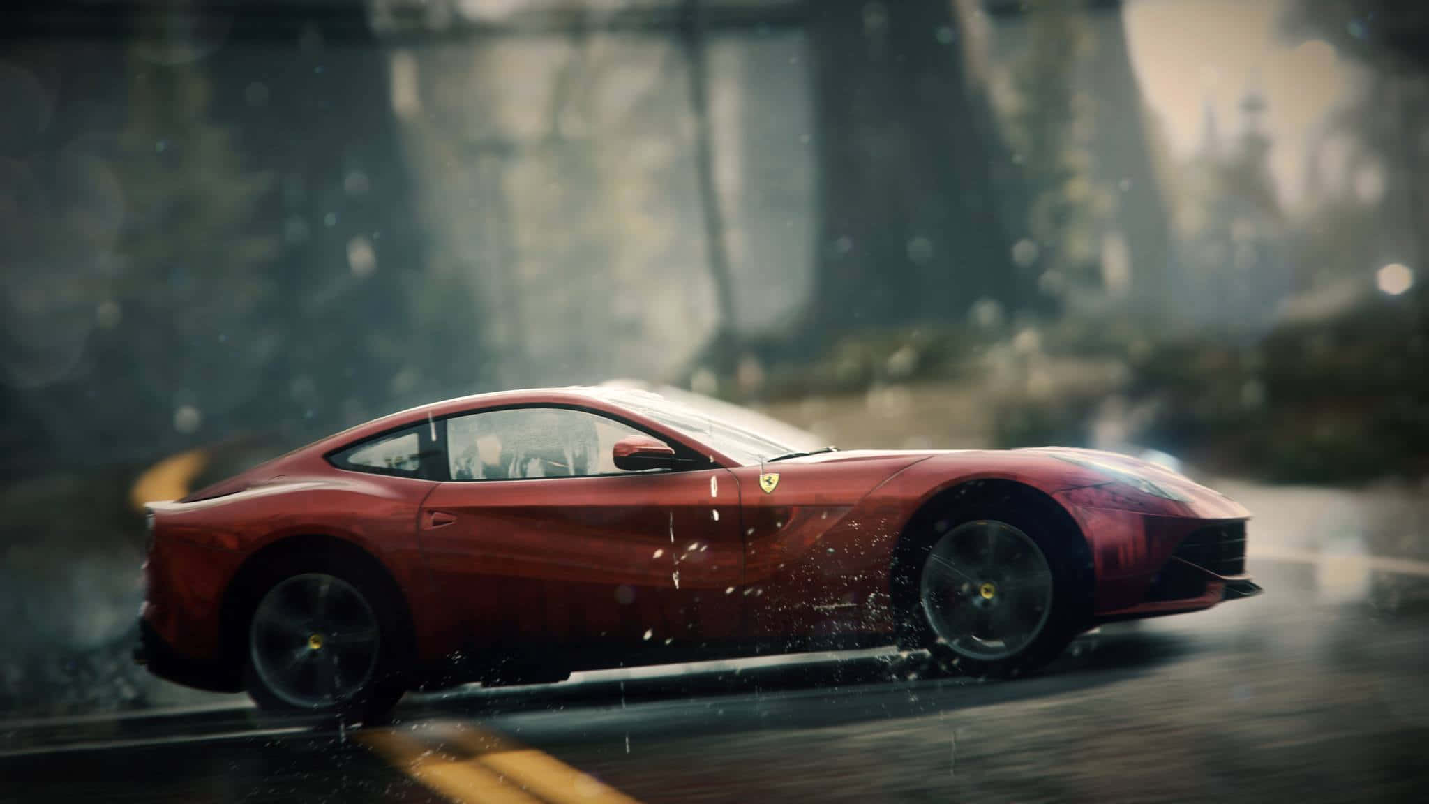 Ferrari F12 Berlinetta 桌布 壁紙 — 一輛紅色法拉利在濕滑的雨街上飛馳，車輪濺起水花，背景是模糊的城市景觀。