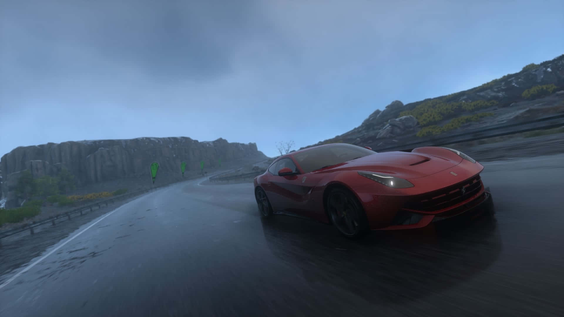 Ferrari F12 Berlinetta 桌布 壁紙 — 一輛紅色法拉利在灰色天空下，於潮濕的山路上飄移，背景是霧氣繚繞的懸崖。