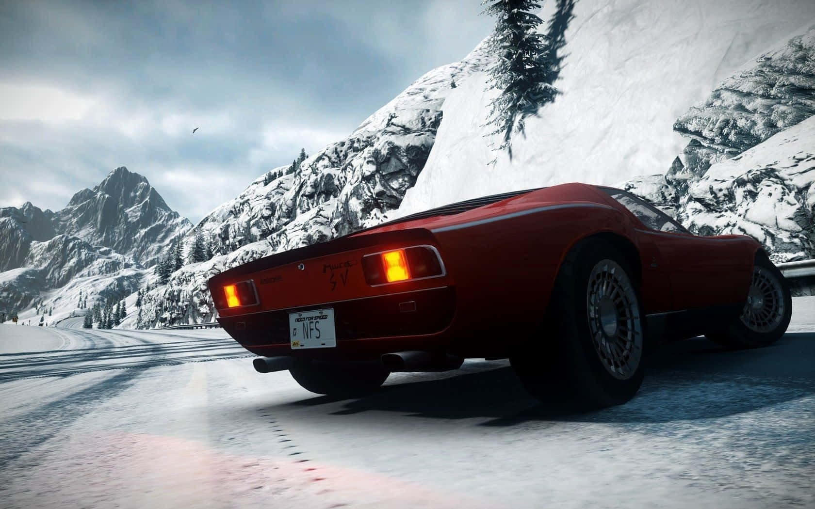 Lamborghini Miura 桌布 壁紙 — 一輛紅色經典跑車在積雪的山路上行駛，尾燈閃爍，映襯著多雲的冬日天空。