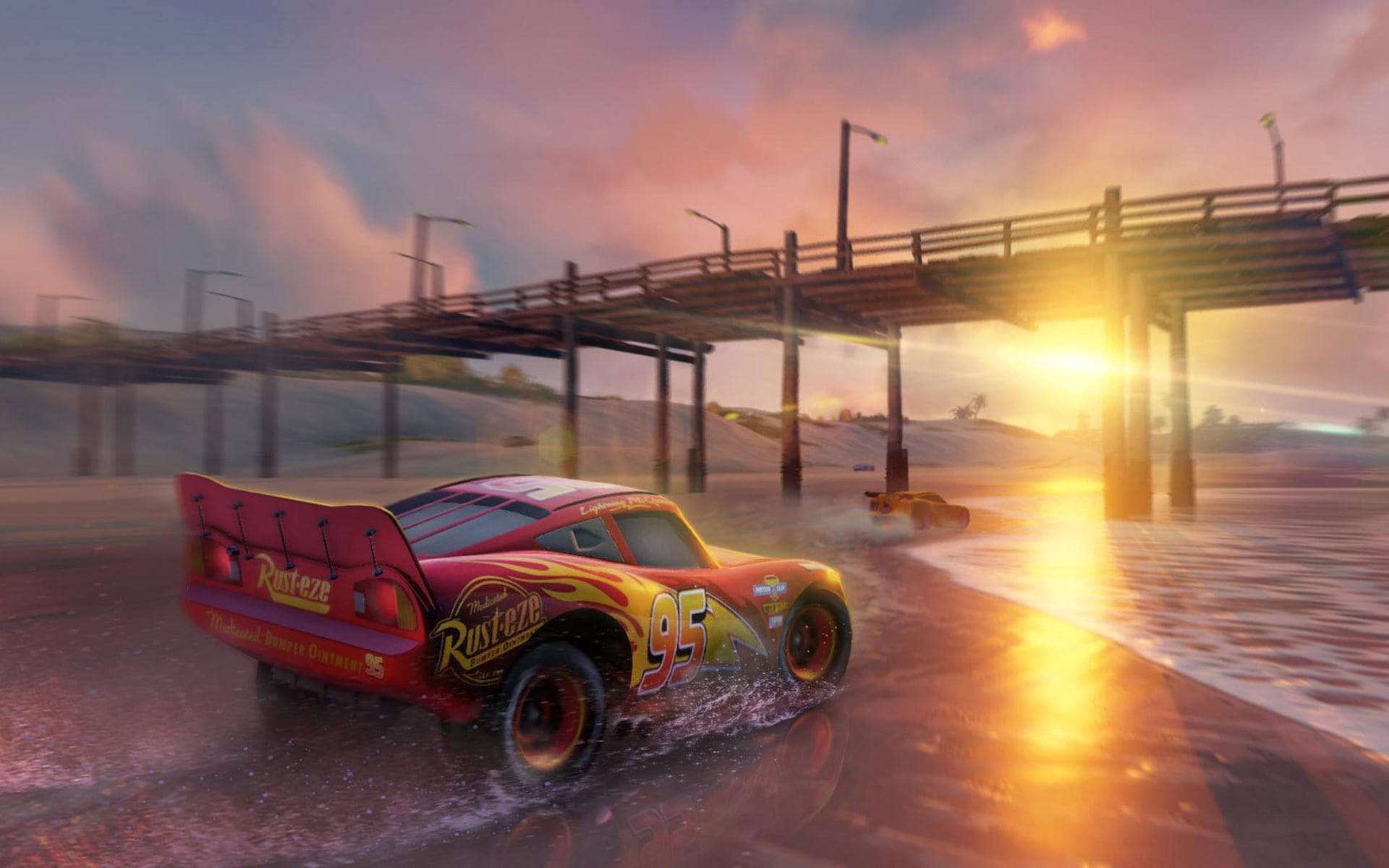 Disney Cars 桌布 壁紙 — 一輛紅色賽車在金色日落時分，在木製碼頭下的淺水中濺起水花。