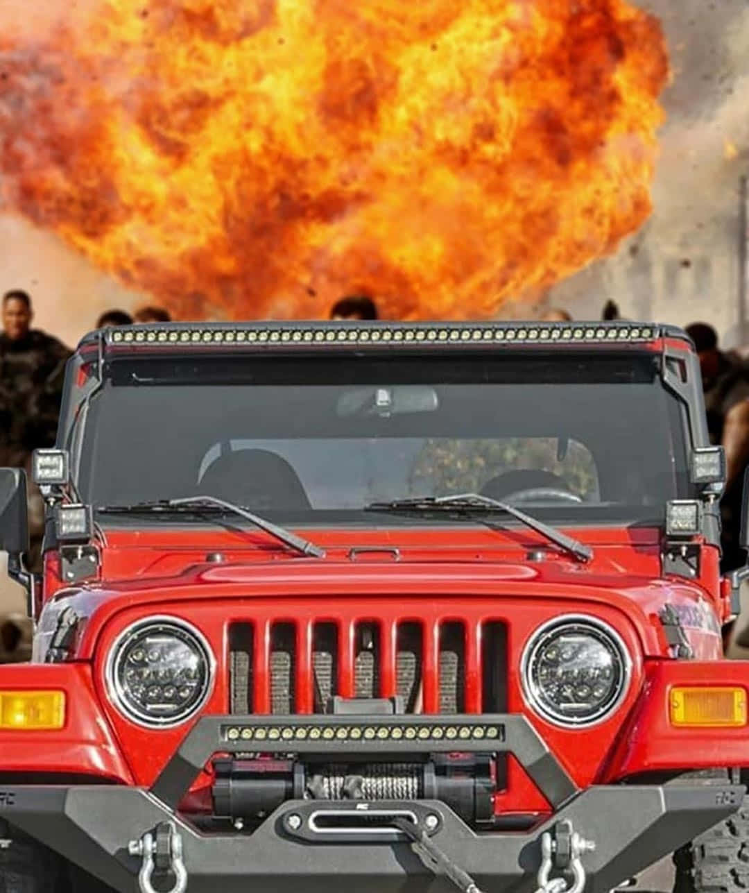 Jeep 動圖 桌布 壁紙 — 一輛紅色越野Jeep面對著巨大的火焰爆炸，背景有士兵。