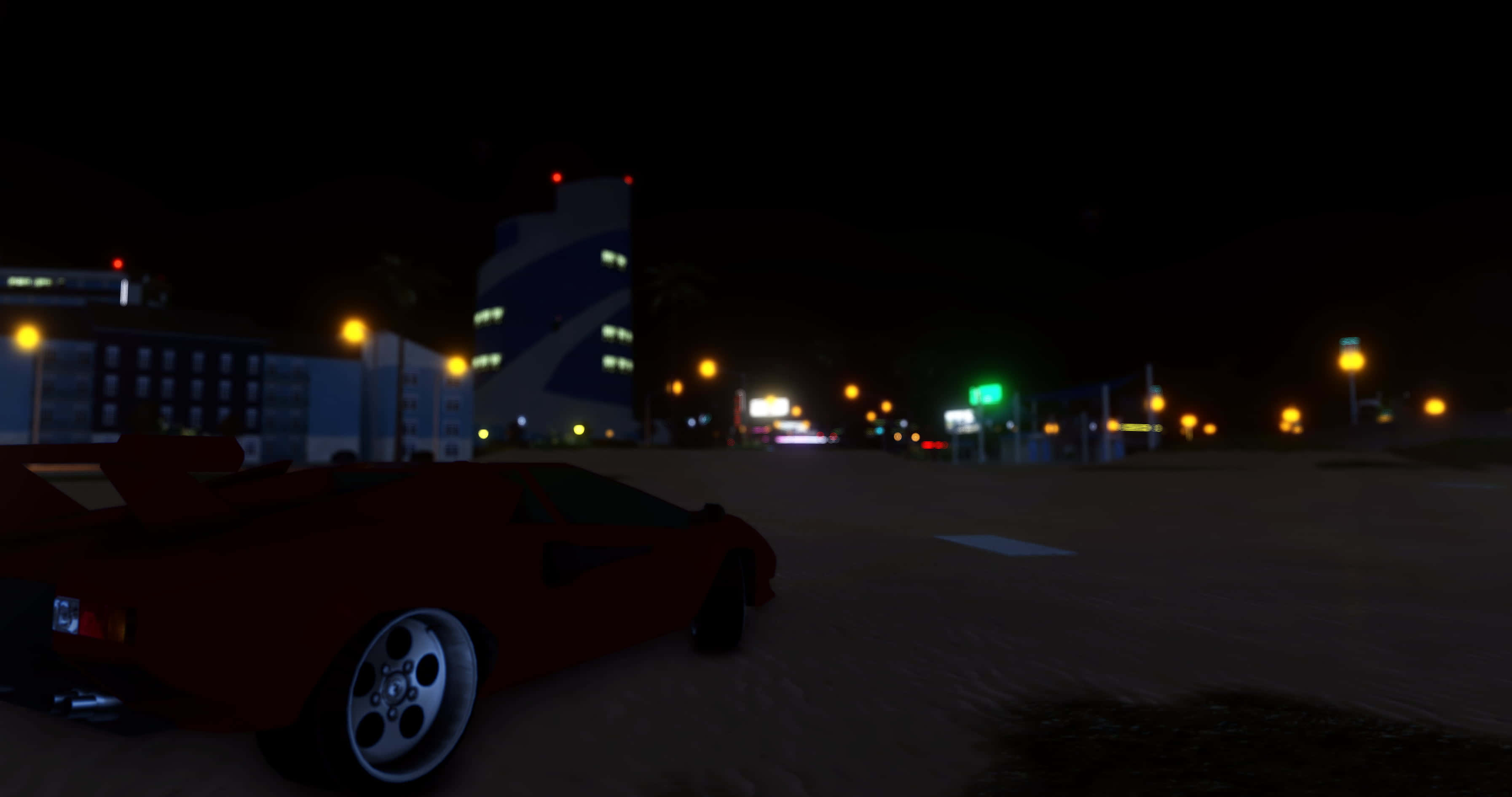 Beach Games 桌布 壁紙 — 一輛紅色跑車在夜間停泊在一條燈光昏暗的海濱道路上，有發光的街燈和遠處的建築物。