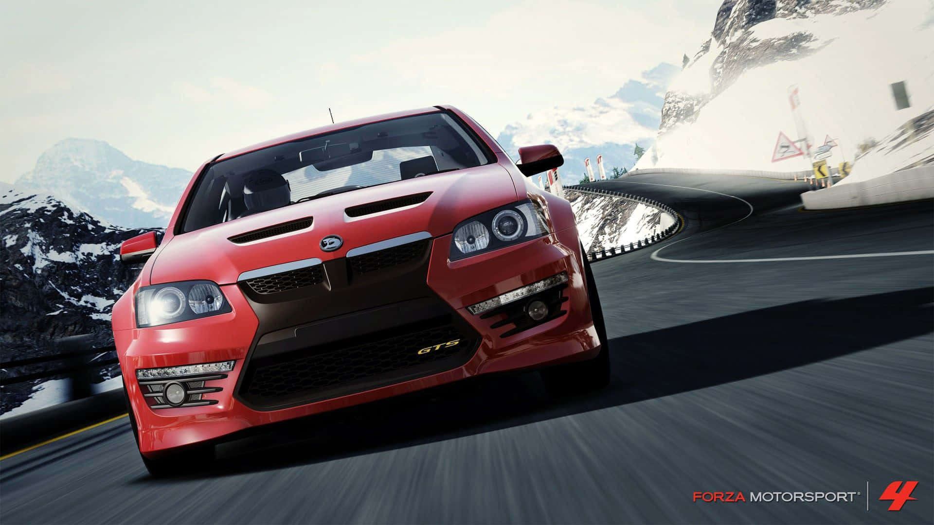 Forza Motorsport 4 HSV GTS 壁紙 — 一輛紅色跑車在蜿蜒的山路上疾馳，背景是白雪覆蓋的山峰。