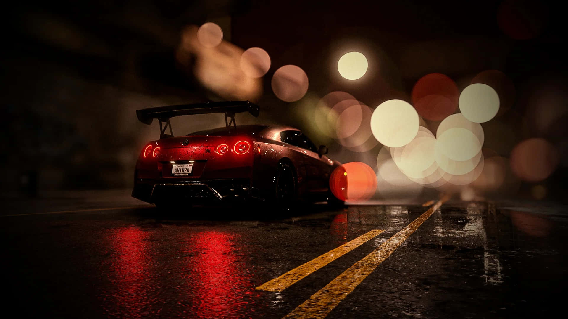 HD Car 桌布 壁紙 — 一輛紅色跑車帶著發光的尾燈，在雨濕的夜間城市街道上飛馳，留下光跡。
