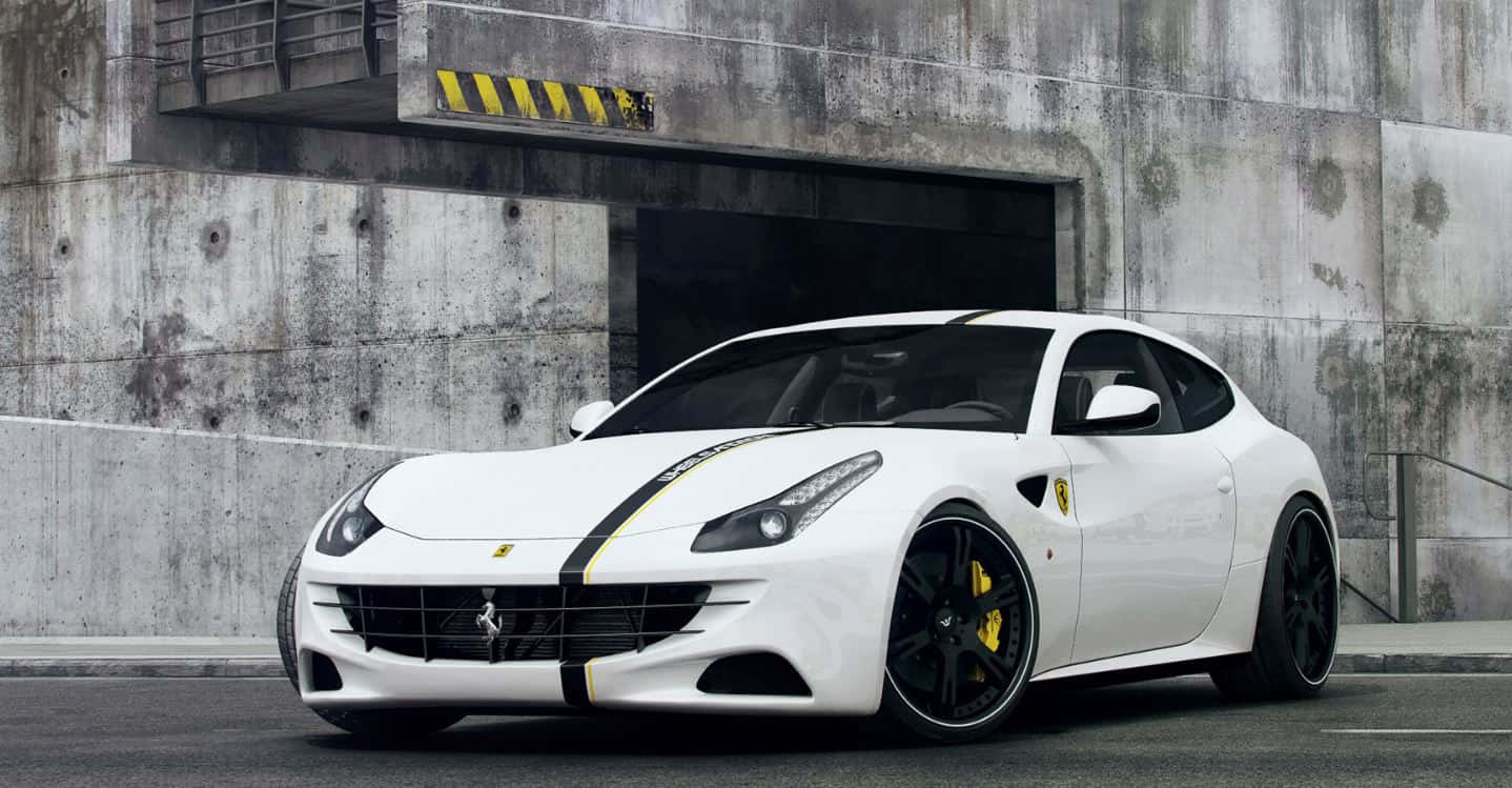 Ferrari Ff 桌布 壁紙 — 一輛純白色法拉利跑車帶有黃色點綴，停在風化的混凝土車庫入口前。