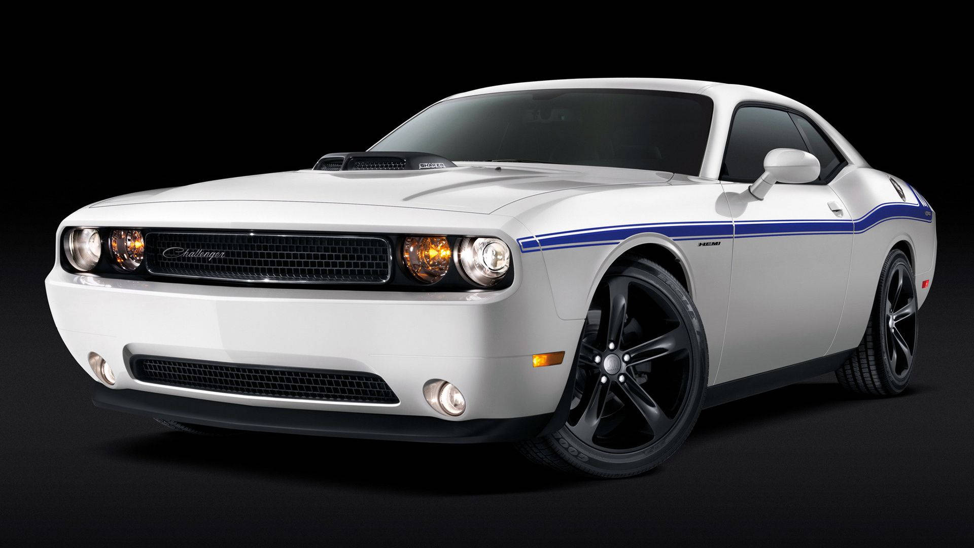 Mopar Dodge Challenger Shaker 壁紙 — 一輛純白色的 Dodge Challenger，帶有藍色賽車條紋和黑色車輪，在純黑色背景前擺姿勢。