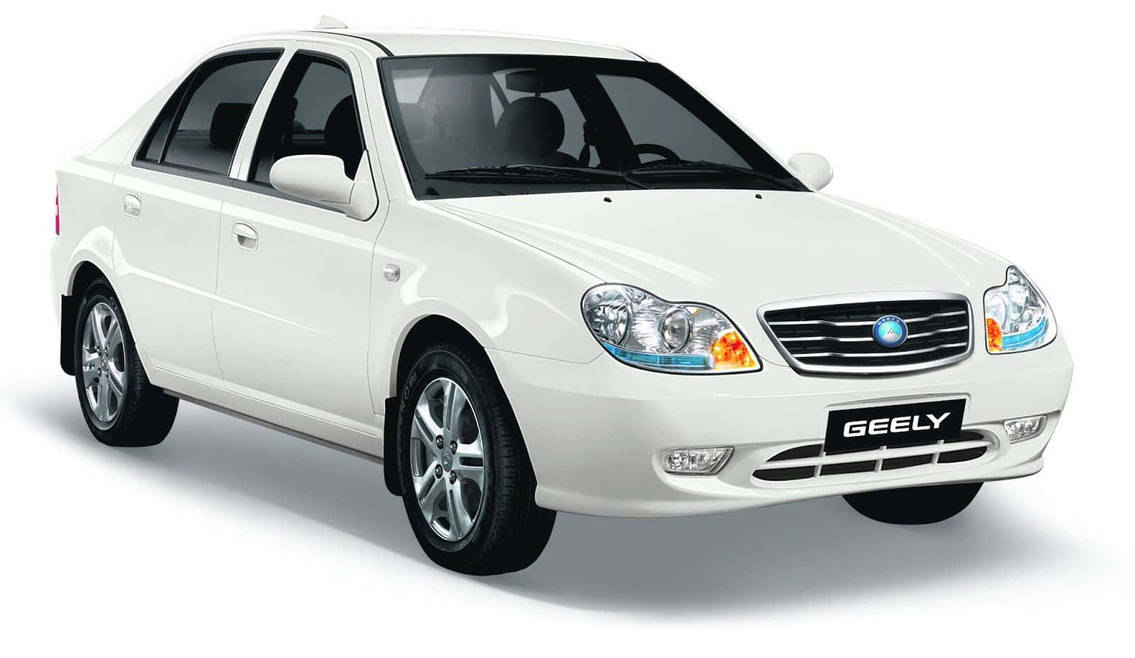 Geely 桌布 壁紙 — 一輛純白色的吉利轎車在乾淨的攝影棚拍攝中展示，光線柔和，陰影細膩。
