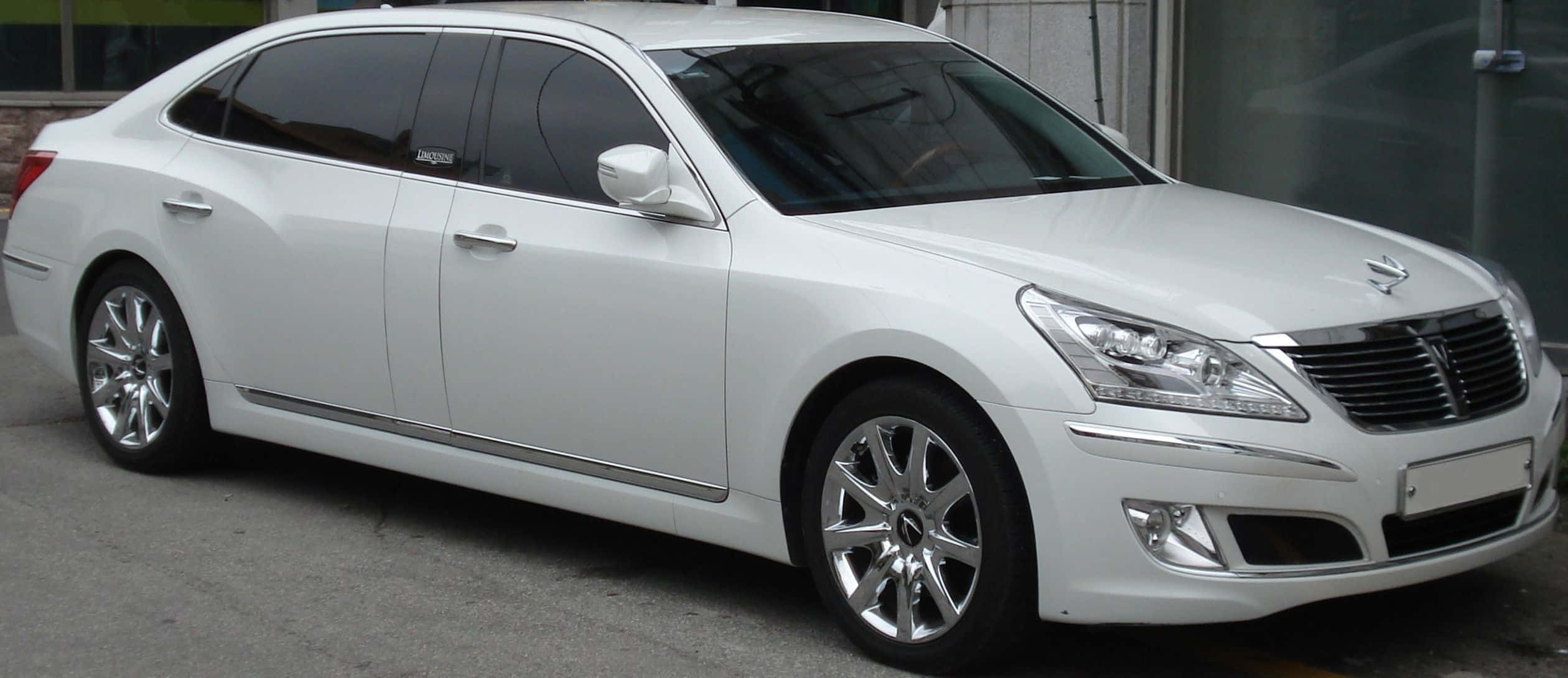 Hyundai Equus 桌布 壁紙 — 一輛純白色豪華轎車停在灰色路面上，配有時尚的鍍鉻飾邊和有色車窗。