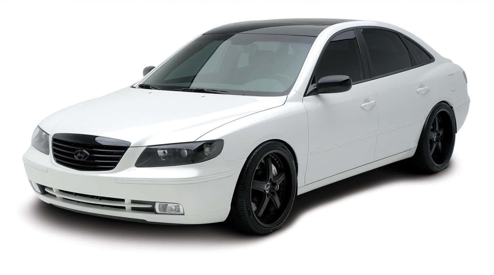 Hyundai Azera 桌布 壁紙 — 一輛純白色轎車，配備黑色輪圈和有色車窗，孤立在乾淨的白色背景上。
