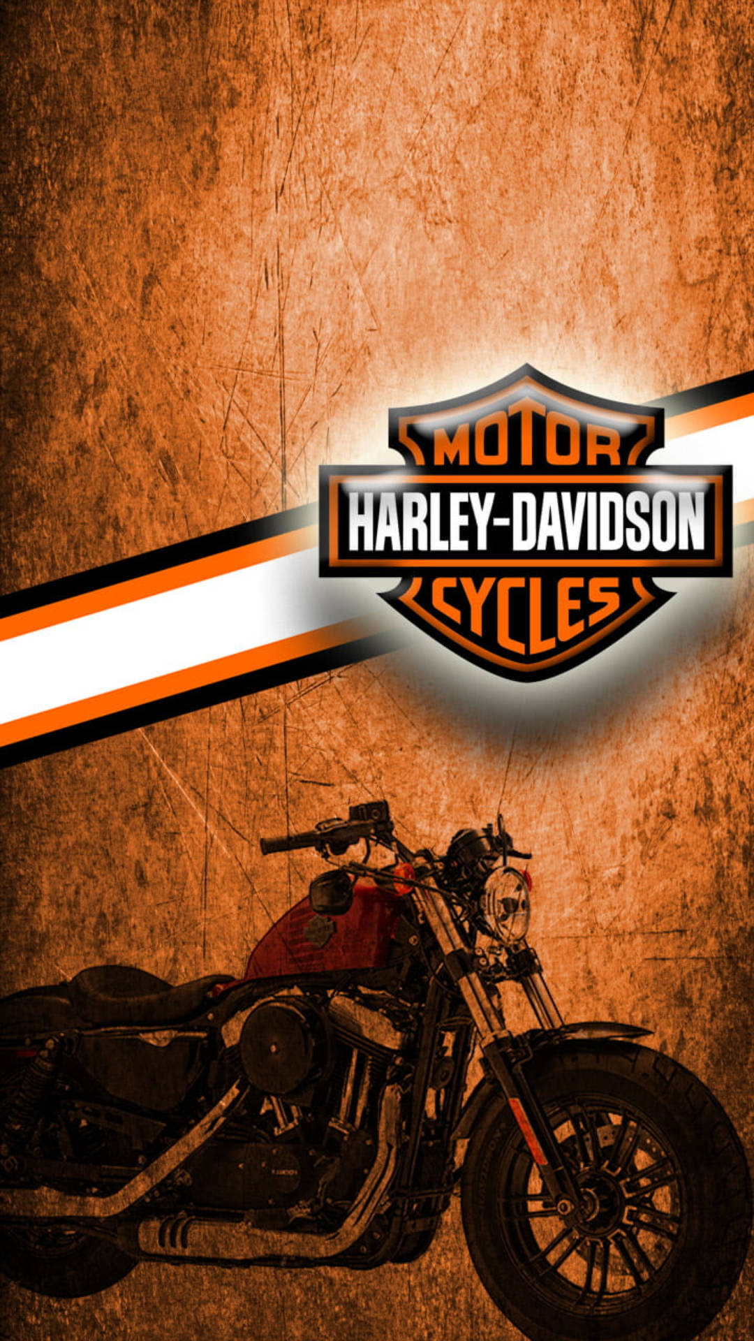 Harley Davidson 標誌 桌布 壁紙 — 一輛經典的Harley-Davidson電單車，帶有紅色油箱和鍍鉻細節，停在帶有品牌標誌的紋理橙色牆前。
