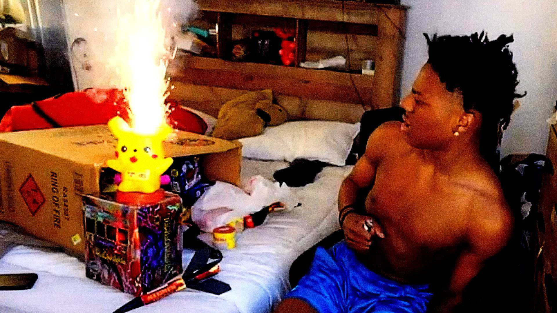 年輕男子看著皮卡丘煙火在床上爆炸。