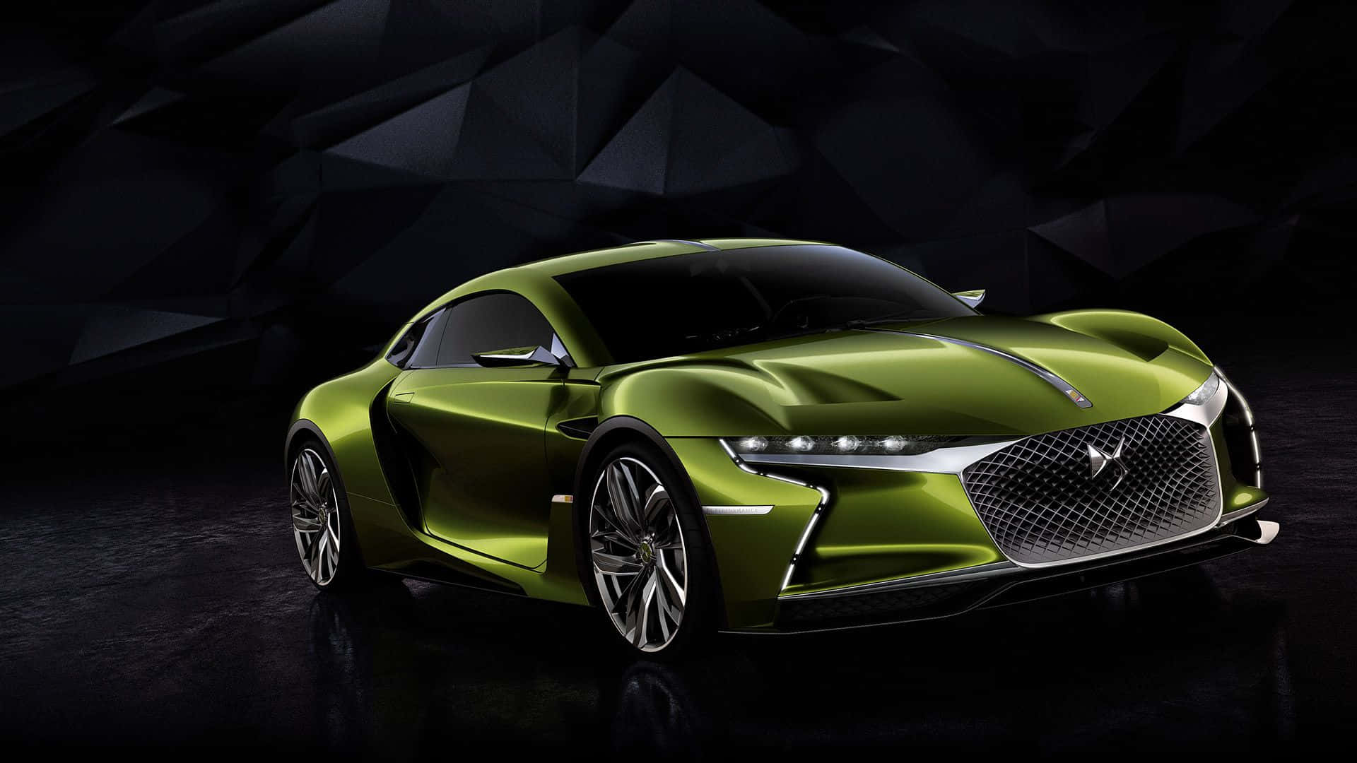 Ds Automobiles 桌布 壁紙 — 一輛線條銳利、車頭燈閃亮的時尚青檸綠色跑車，矗立在深色幾何背景前。