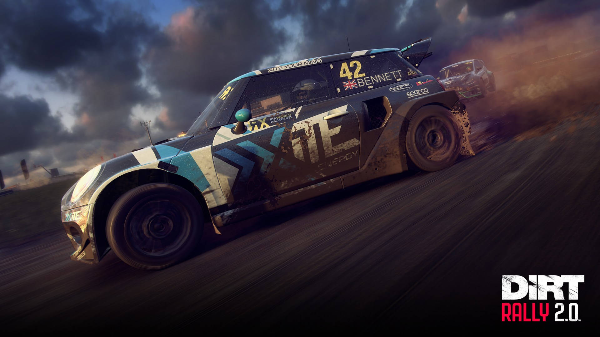 《Dirt Rally》Mini Cooper SX1 壁紙 — 一輛編號42的拉力賽車在風暴天空下疾馳穿過泥濘的土路，後面有另一輛車緊隨其後。