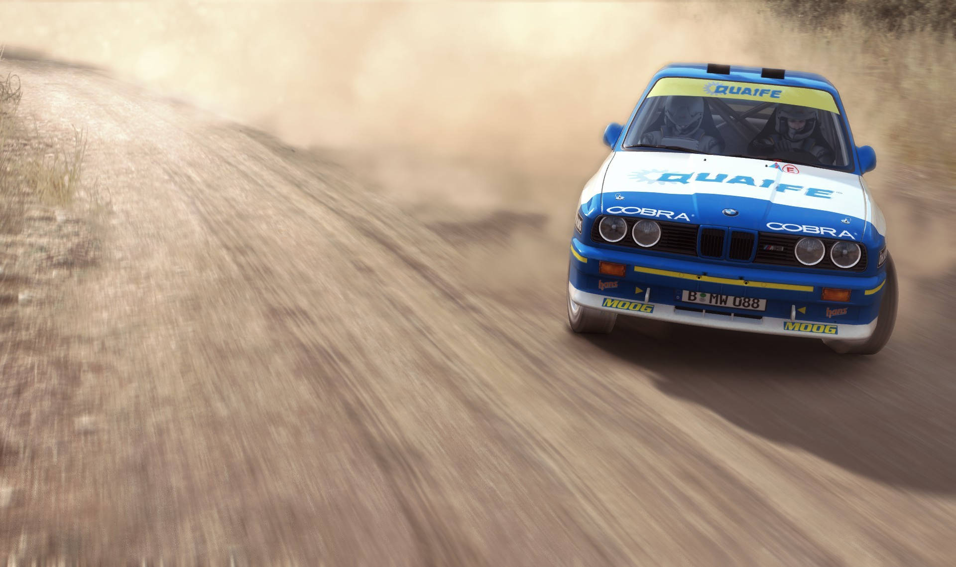 Dirt Rally BMW M3 壁紙 — 一輛藍白相間的拉力賽車在高速比賽中沿著土路疾馳，揚起塵土。