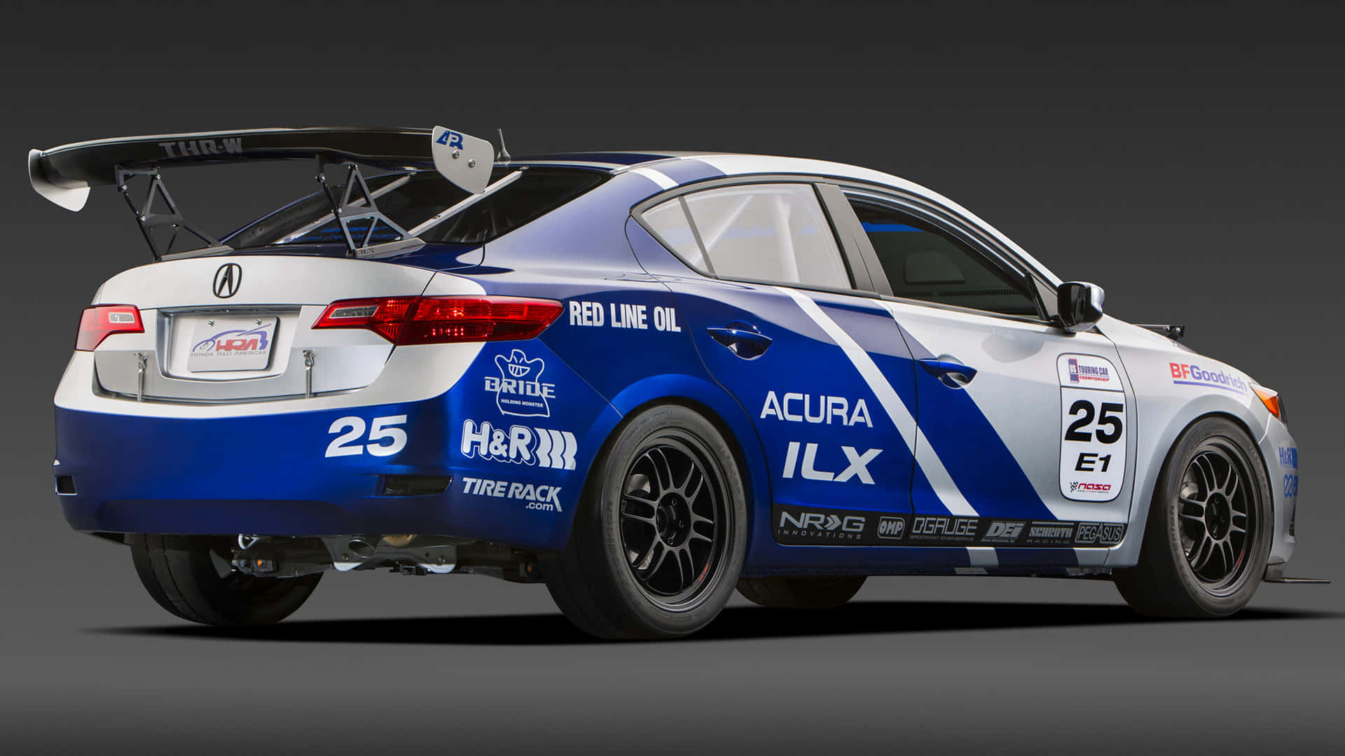 Acura Ilx 桌布 壁紙 — 一輛藍白色Acura ILX賽車，帶有25號和贊助商貼紙，在工作室燈光下展示。