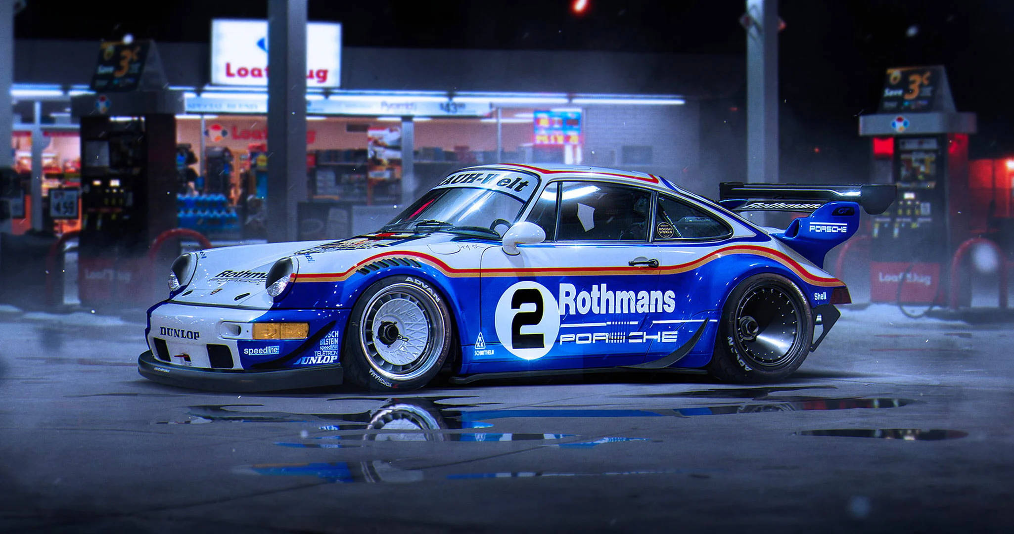 保時捷 桌布 壁紙 — 一輛藍白色的 Rothmans Porsche 911 賽車在夜間濕漉漉的加油站霓虹燈下閃閃發光。