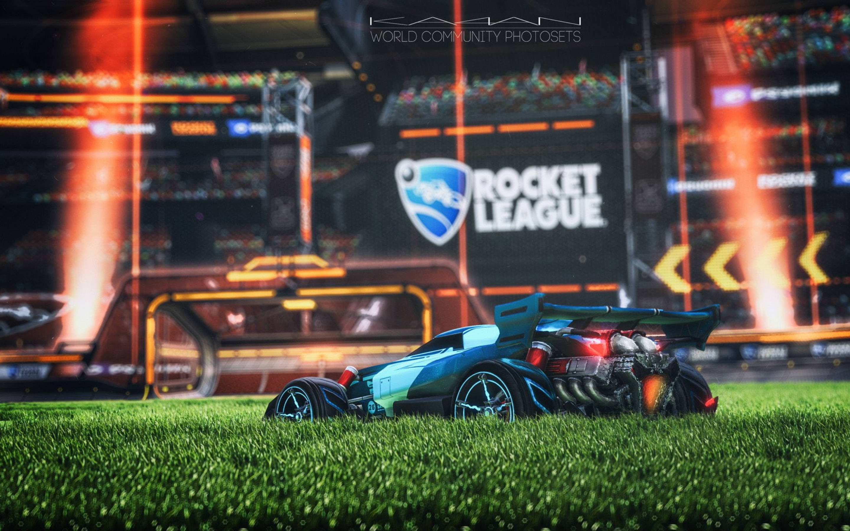 火箭聯盟 桌布 壁紙 — 一輛藍色Rocket League賽車停在充滿活力的綠色草地上，下方是閃耀的體育場燈光，並可見「Rocket League」標誌。