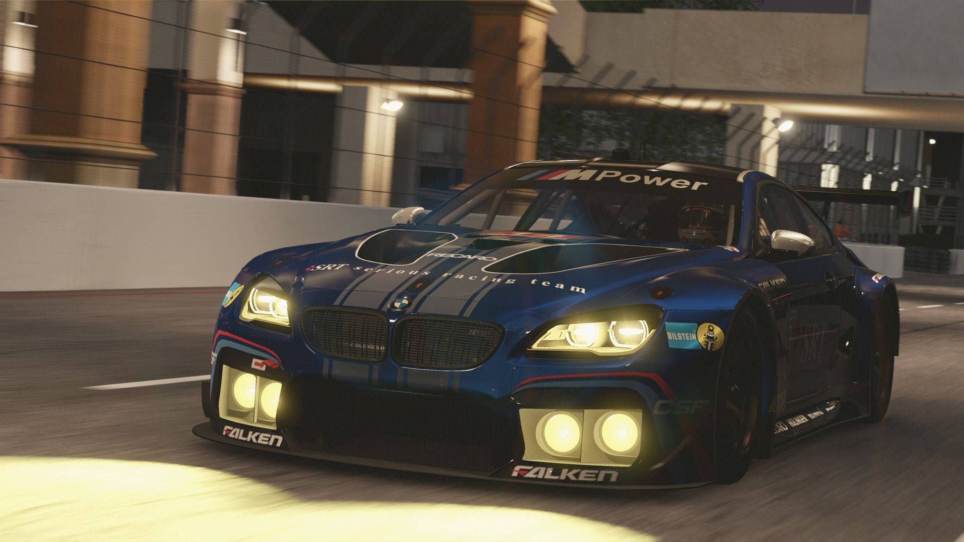Project Cars 4K BMW M6 GT3 壁紙 — 一輛藍色寶馬賽車在夜間城市賽道上，在人工燈光下，車頭燈閃爍疾馳。