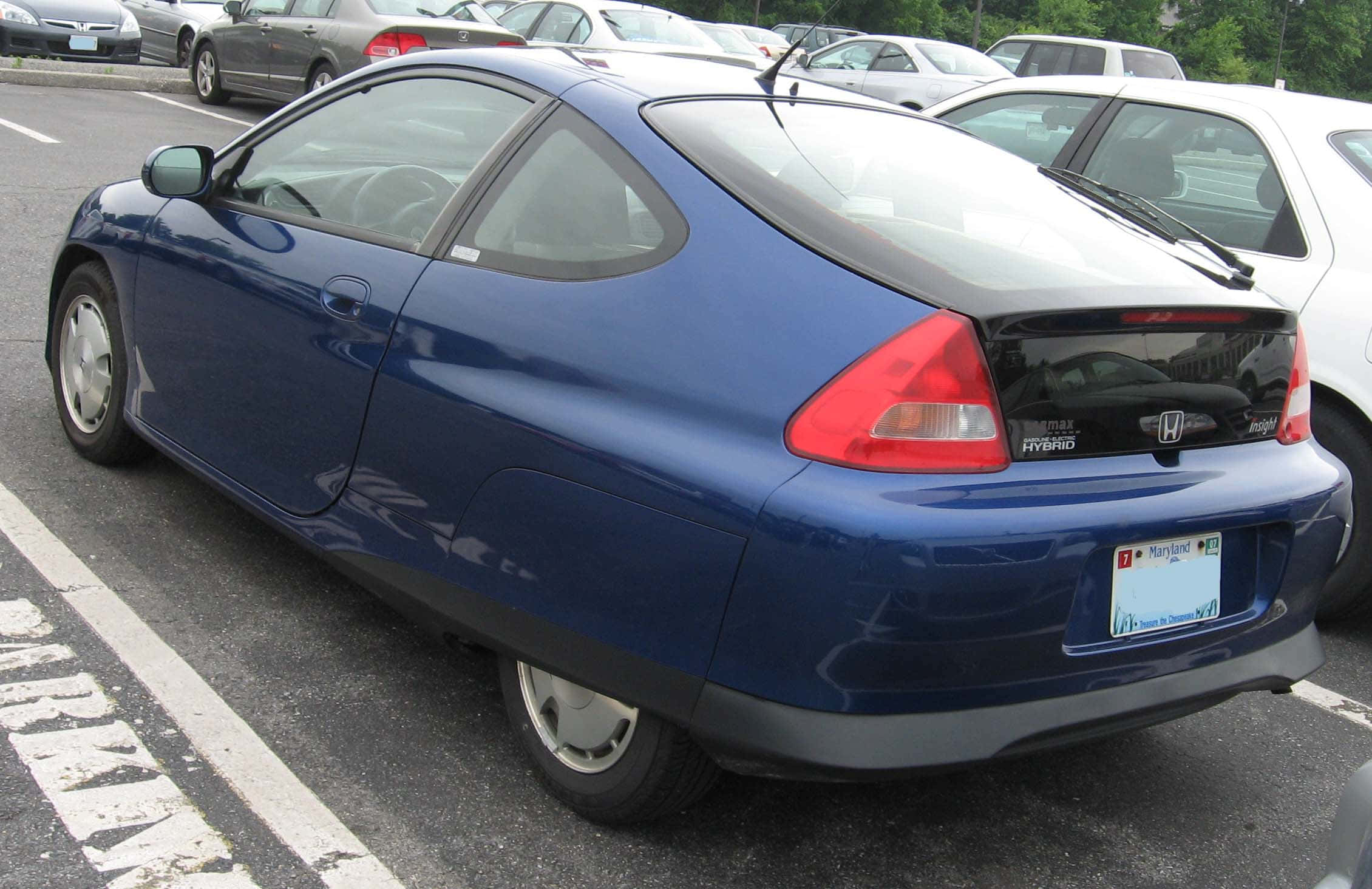 Honda Insight 桌布 壁紙 — 一輛藍色本田 Insight Hybrid 停放在停車場，與其他車輛一起在日光下。
