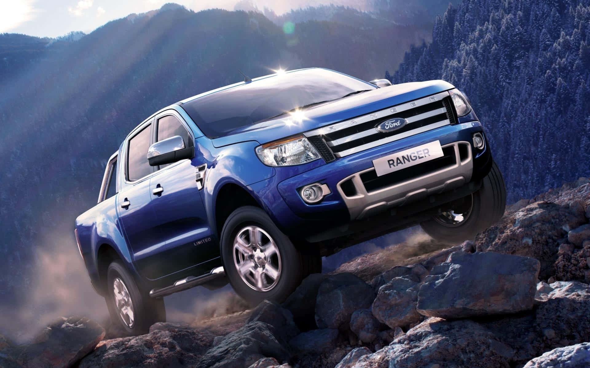 Ford Ranger 桌布 壁紙 — 一輛藍色福特Ranger pickup truck在明亮的陽光下征服岩石山徑，塵土飛揚。