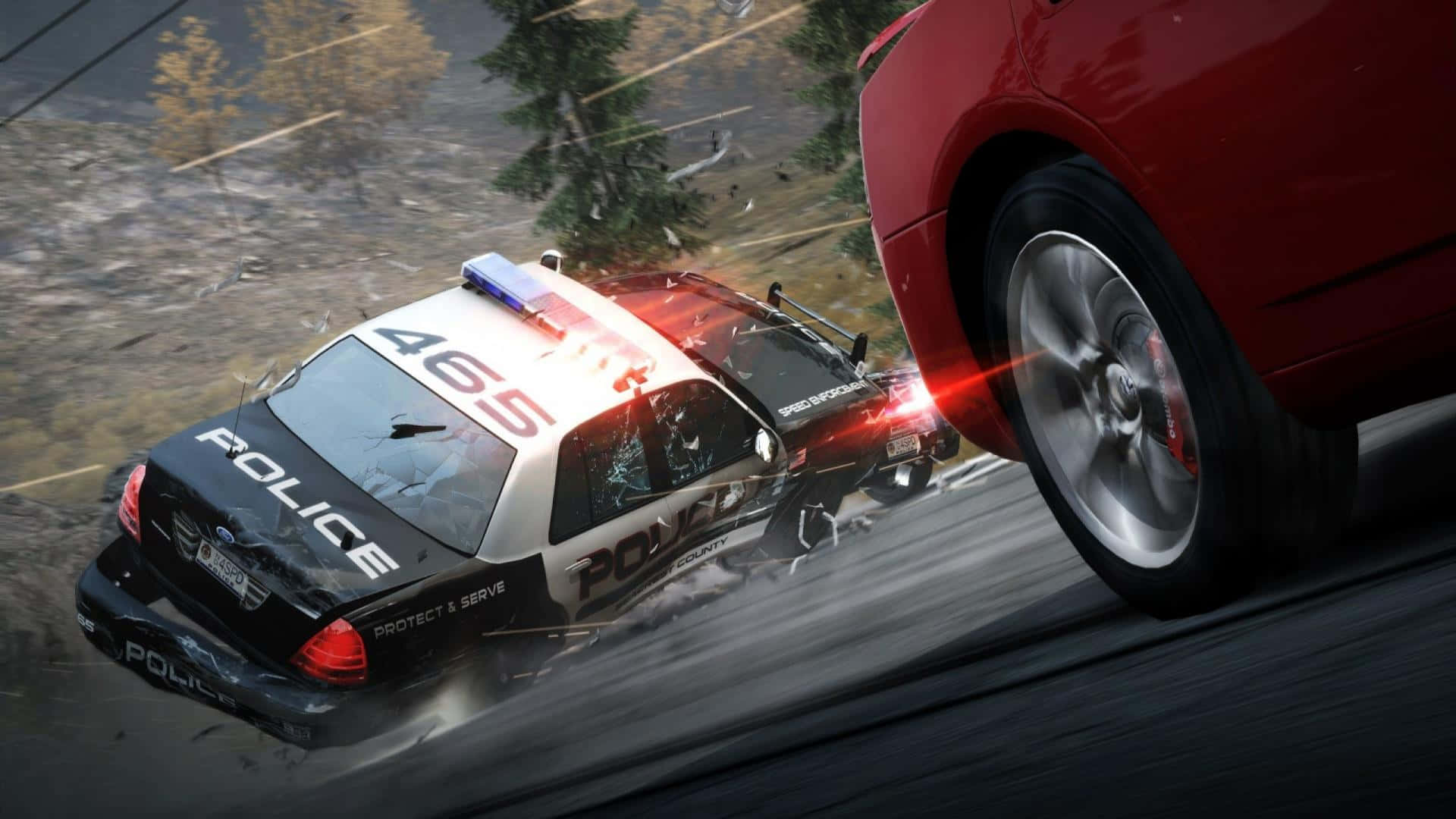 Ford Crown Victoria 桌布 壁紙 — 一輛警車在濕滑道路上撞上一輛紅色跑車，玻璃破碎，碎片飛揚。