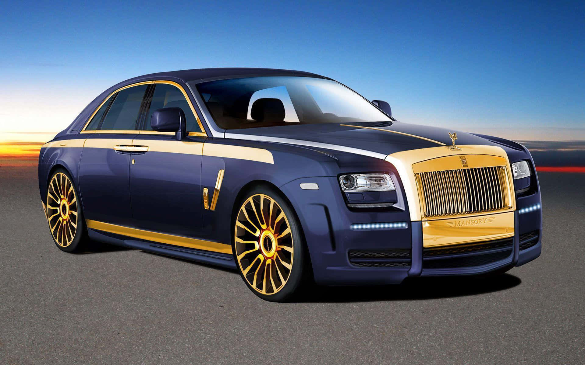 Rolls Royce 桌布 壁紙 — 一輛豪華的海軍藍色勞斯萊斯幻影，帶有金色飾邊和輪胎，停在日落時分的道路上。