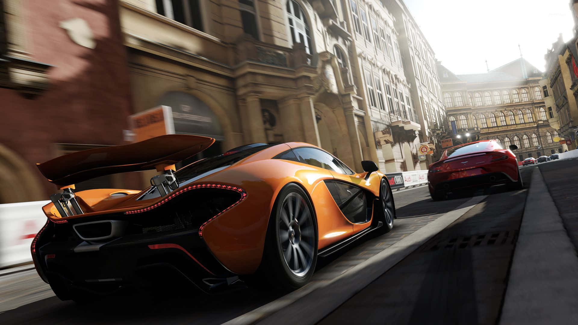 橙色McLaren跑車在日落時分的歷史街道上飛馳。