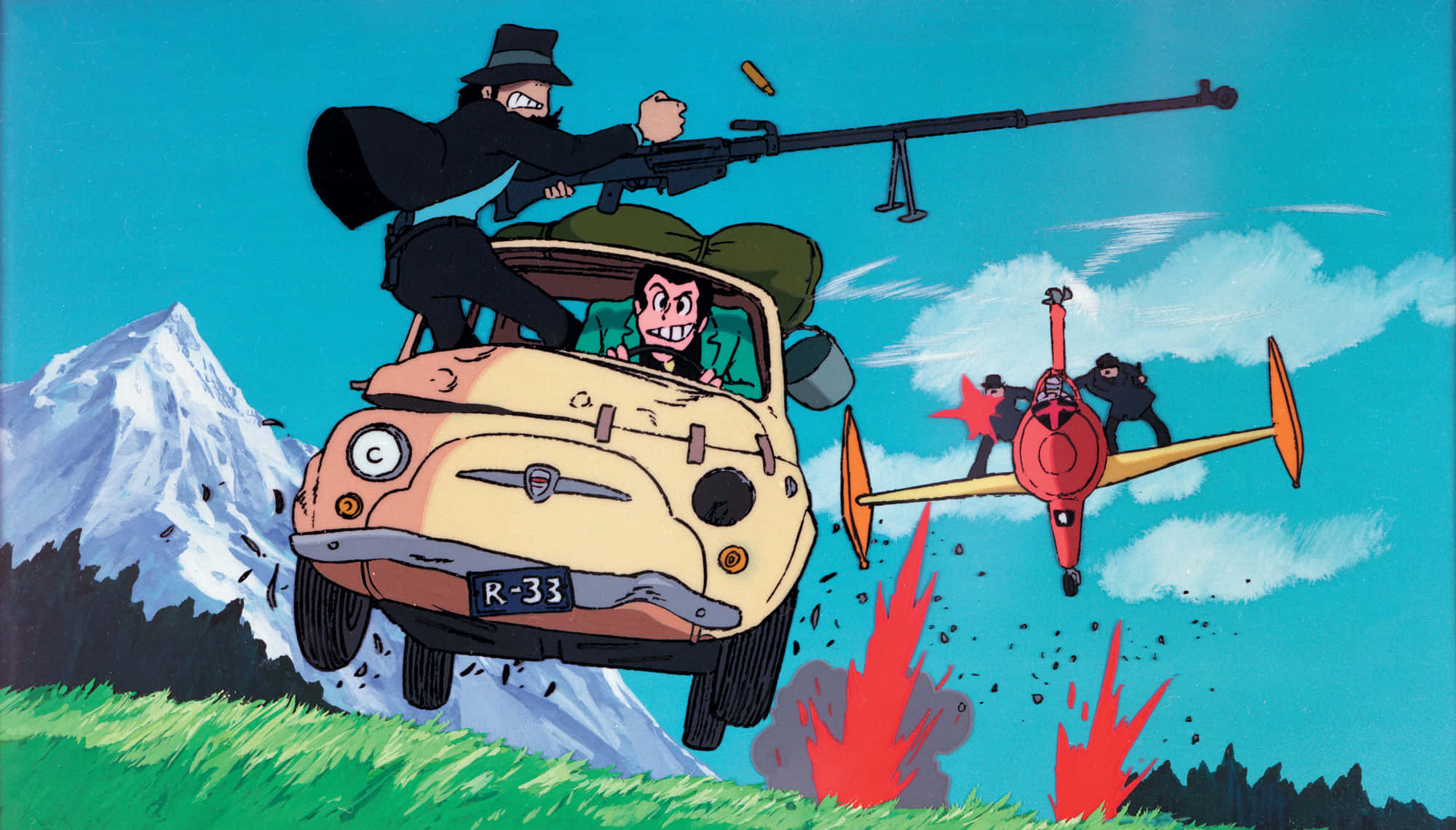 Lupin Iii The Castle Of Cagliostro 桌布 壁紙 — 一輛載有武裝男子的卡通汽車在群山景觀中疾馳，一架紅色飛機在爆炸中向它開火。