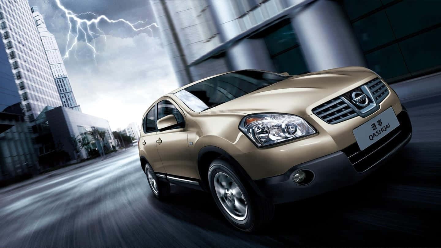 Dongfeng 桌布 壁紙 — 一輛金色日產Qashqai SUV在閃電交加的暴風雨天空下，疾馳穿過現代城市街道。
