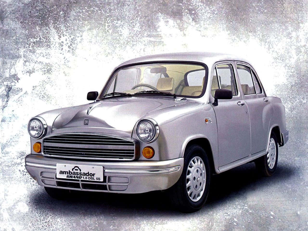 Hindustan Motors 桌布 壁紙 — 一輛銀色 Ambassador Grand 1.5 DGL SS 轎車在攝影棚燈光下，以紋理灰色背景襯托，閃閃發光。