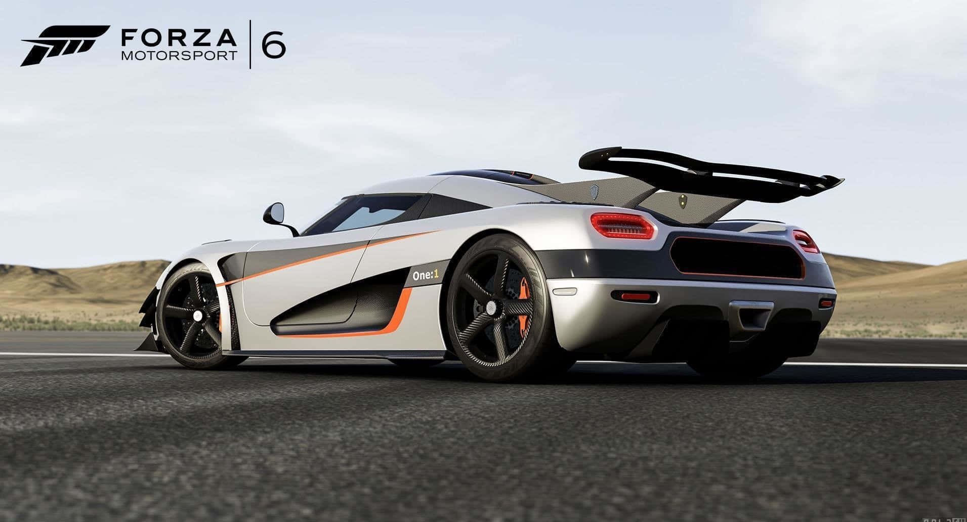 Forza Motorsport 6 Koenigsegg One:1 壁紙 — 一輛銀色 Koenigsegg One:1 超級跑車，帶有橙色飾邊和大型後擾流板，停在晴朗天空下的沙漠景觀中的瀝青路上。