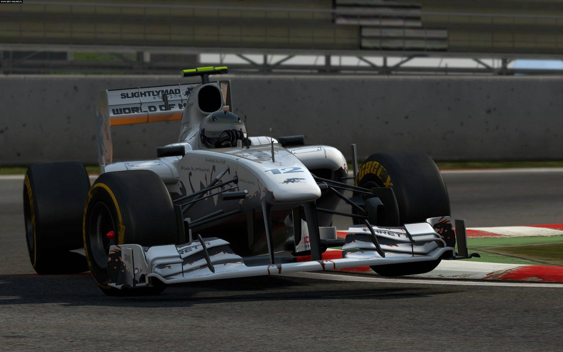 Project Cars 4K Sauber C29 壁紙 — 一輛銀色一級方程式賽車配黑色輪胎，在紅白相間路肩的賽道上過彎。