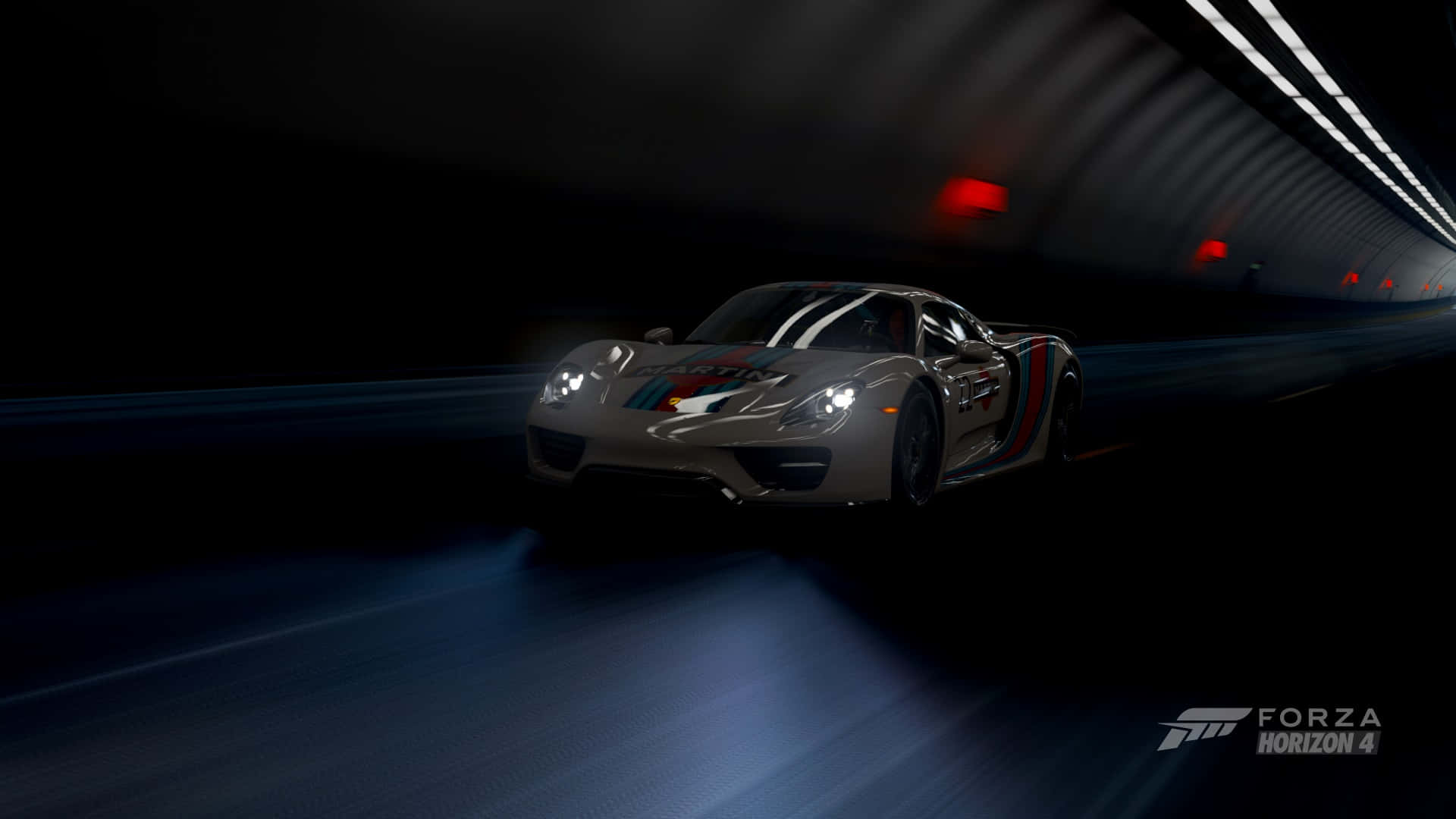 Grid Autosport 桌布 壁紙 — 一輛銀色保時捷918 Spyder在黑暗隧道中疾馳，帶有動態模糊和發光的紅燈。
