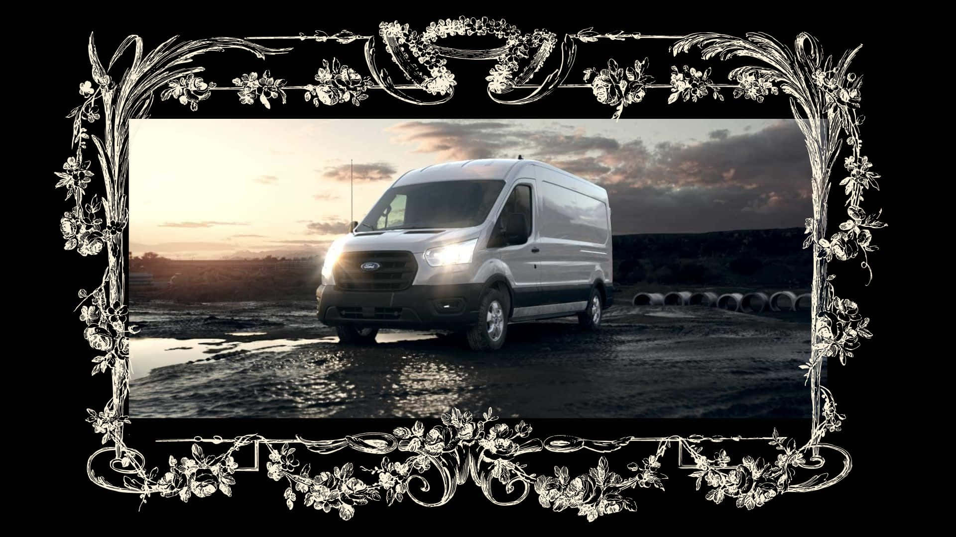 Ford Transit 桌布 壁紙 — 一輛銀色客貨車亮著車頭燈，在日落時分行駛穿過泥濘的田野，並以華麗的花卉邊框框起。