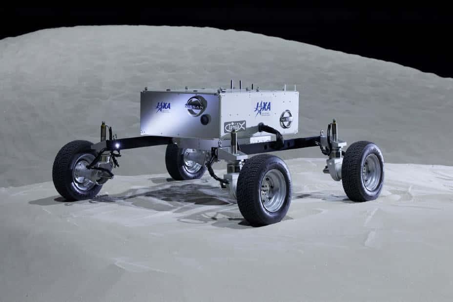 Lunar Rover 桌布 壁紙 — 一輛銀色月球車配黑色輪胎，停放在灰色月球表面，背景是黑色天空。