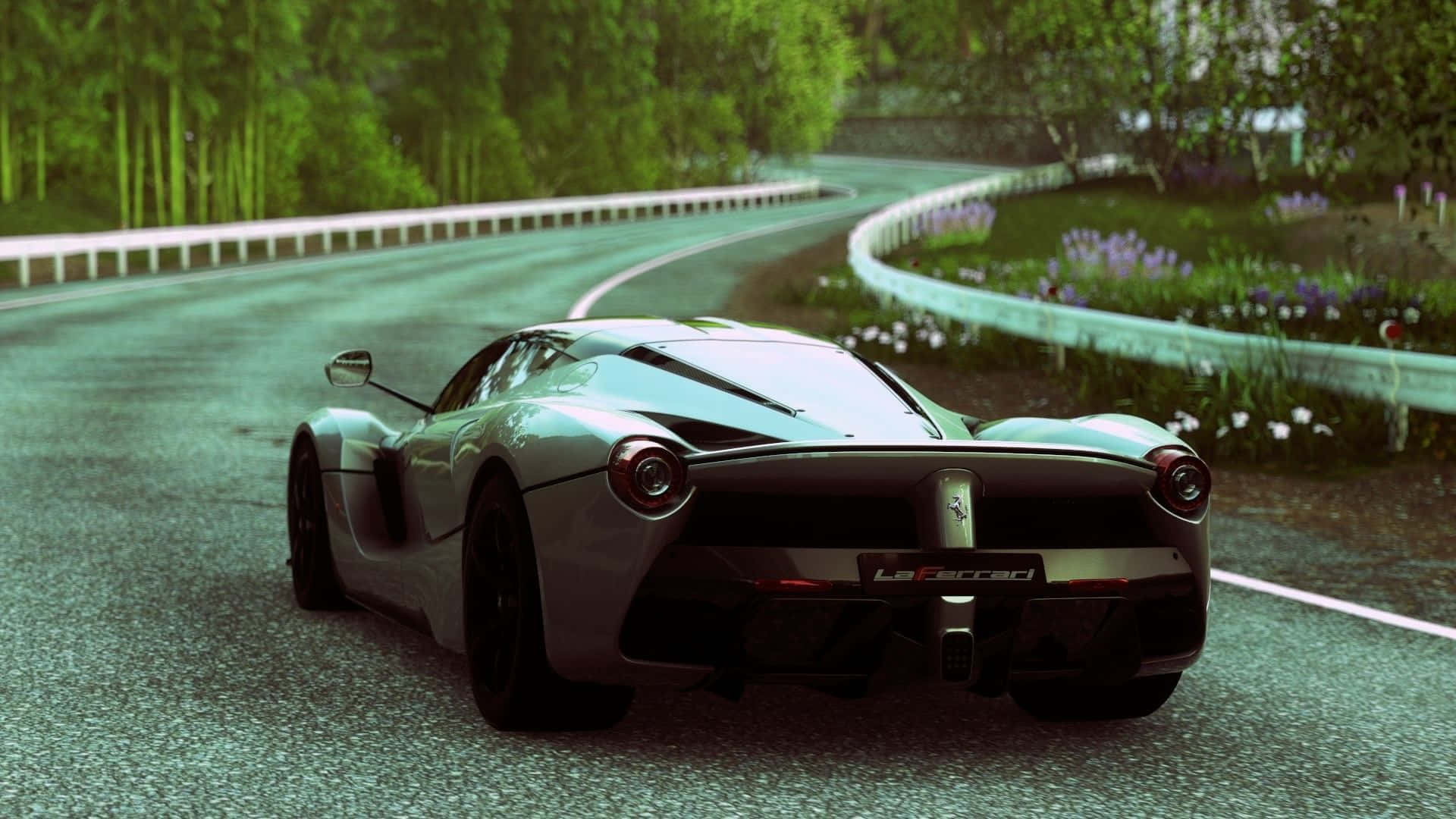 Ferrari Laferrari 桌布 壁紙 — 一輛銀色法拉利LaFerrari在蜿蜒的森林道路上疾馳，道路兩旁開滿紫色花朵並設有白色護欄。