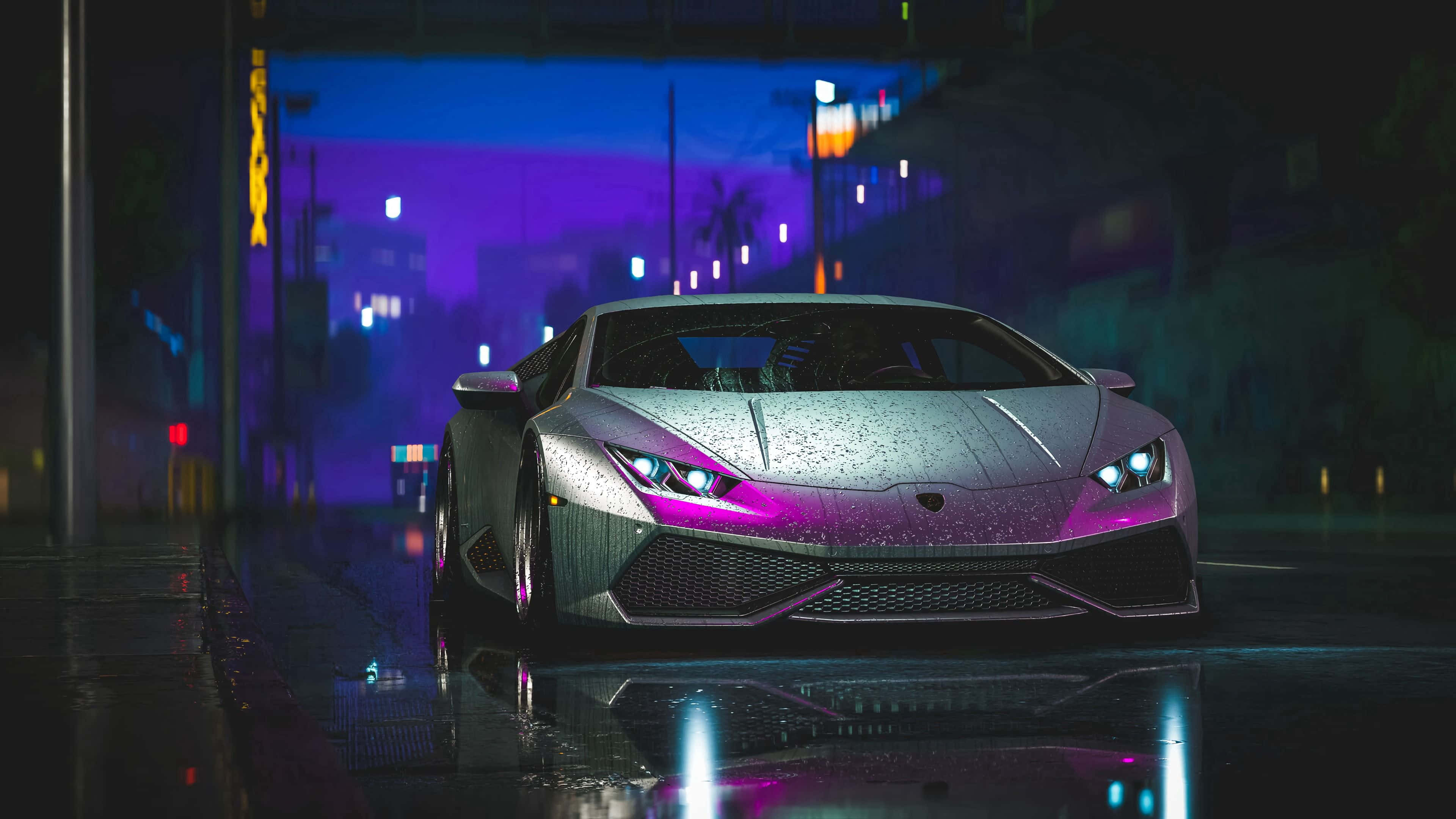 Sports Car 桌布 壁紙 — 一輛銀色跑車在夜間潮濕的城市街道上，在霓虹燈下閃閃發光，反射出鮮豔的紫色和藍色色調。