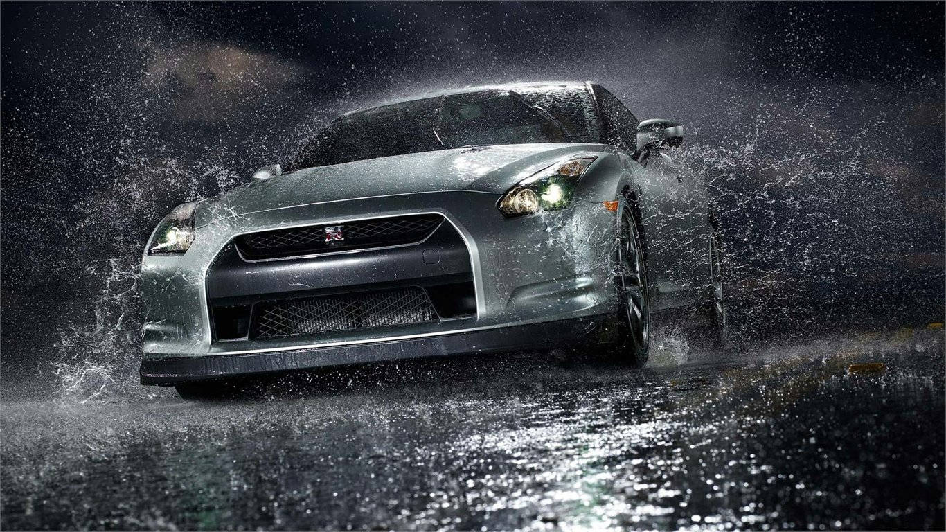 Sports Car 桌布 壁紙 — 一輛銀色跑車在暴雨中疾馳，在黑暗的暴風雨背景下戲劇性地濺起水花。