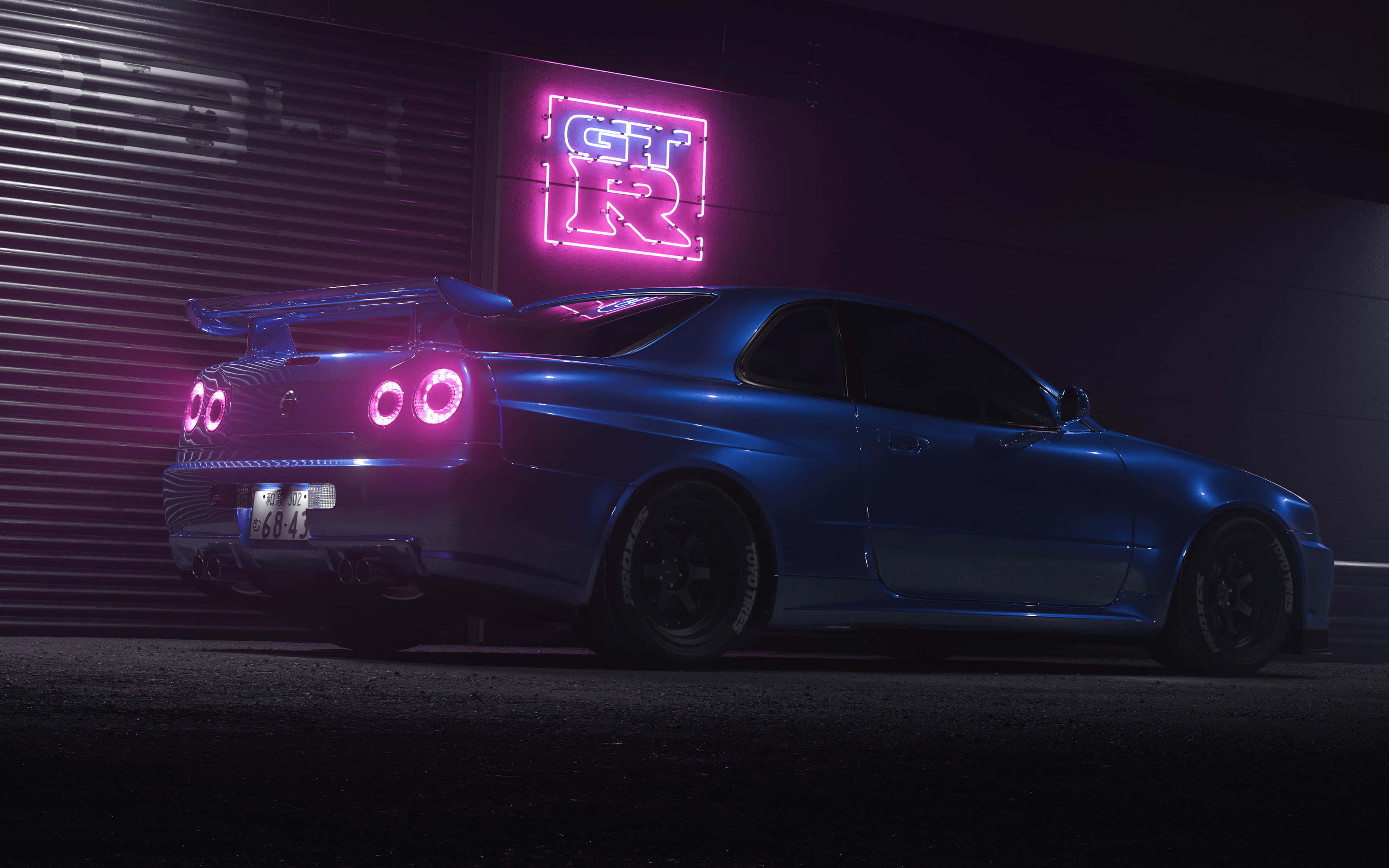 Sports Car 桌布 壁紙 — 一輛閃亮的藍色日產GT-R停在黑暗城市車庫中發光的粉紅色霓虹燈招牌下。
