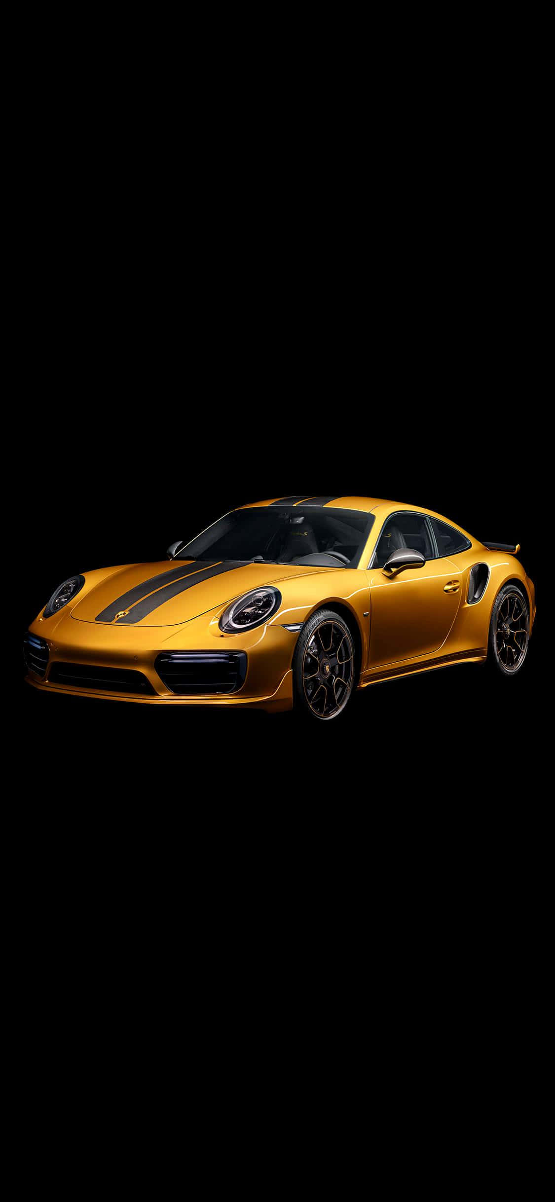 Porsche iPhone 桌布 壁紙 — 一輛閃亮的金色保時捷911 Turbo S，帶有黑色賽車條紋，在純黑色背景前蓄勢待發。