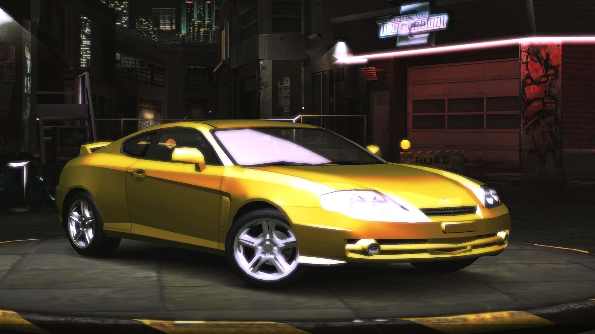 Hyundai Tiburon 桌布 壁紙 — 一輛閃亮的黃色跑車在夜間霓虹燈下閃耀於粗糙的城市小巷中。